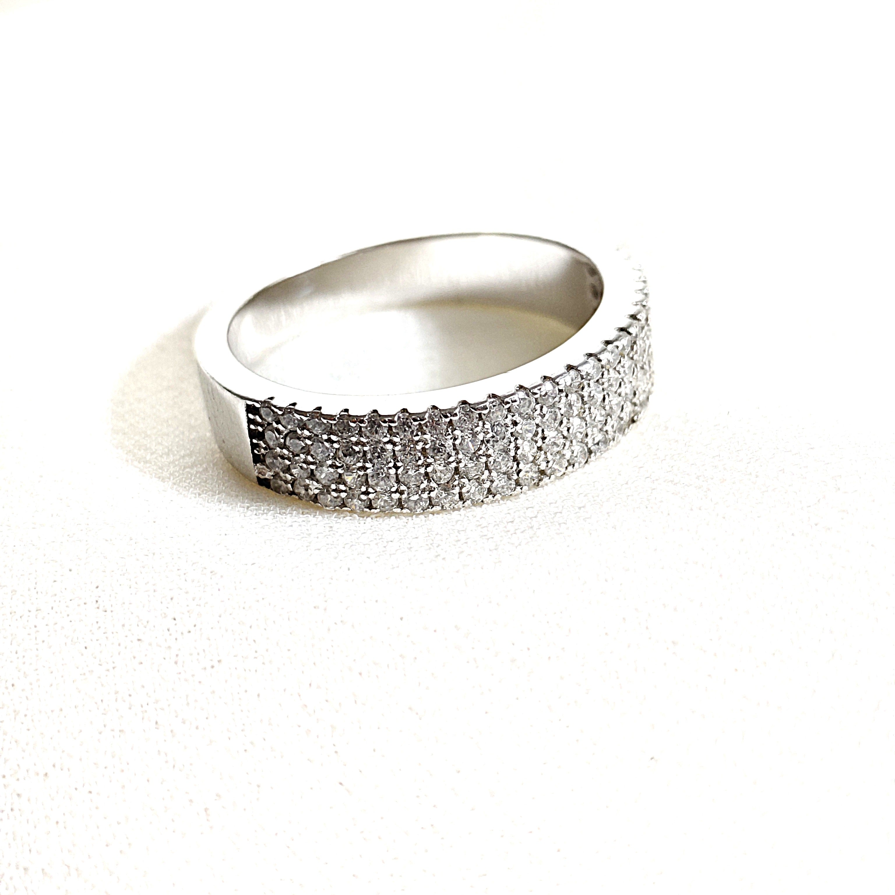 Bague en argent 925 pavée de zircons – Élégance intemporelle Bague en argent 925 pavée de zircons – Élégance intemporelle