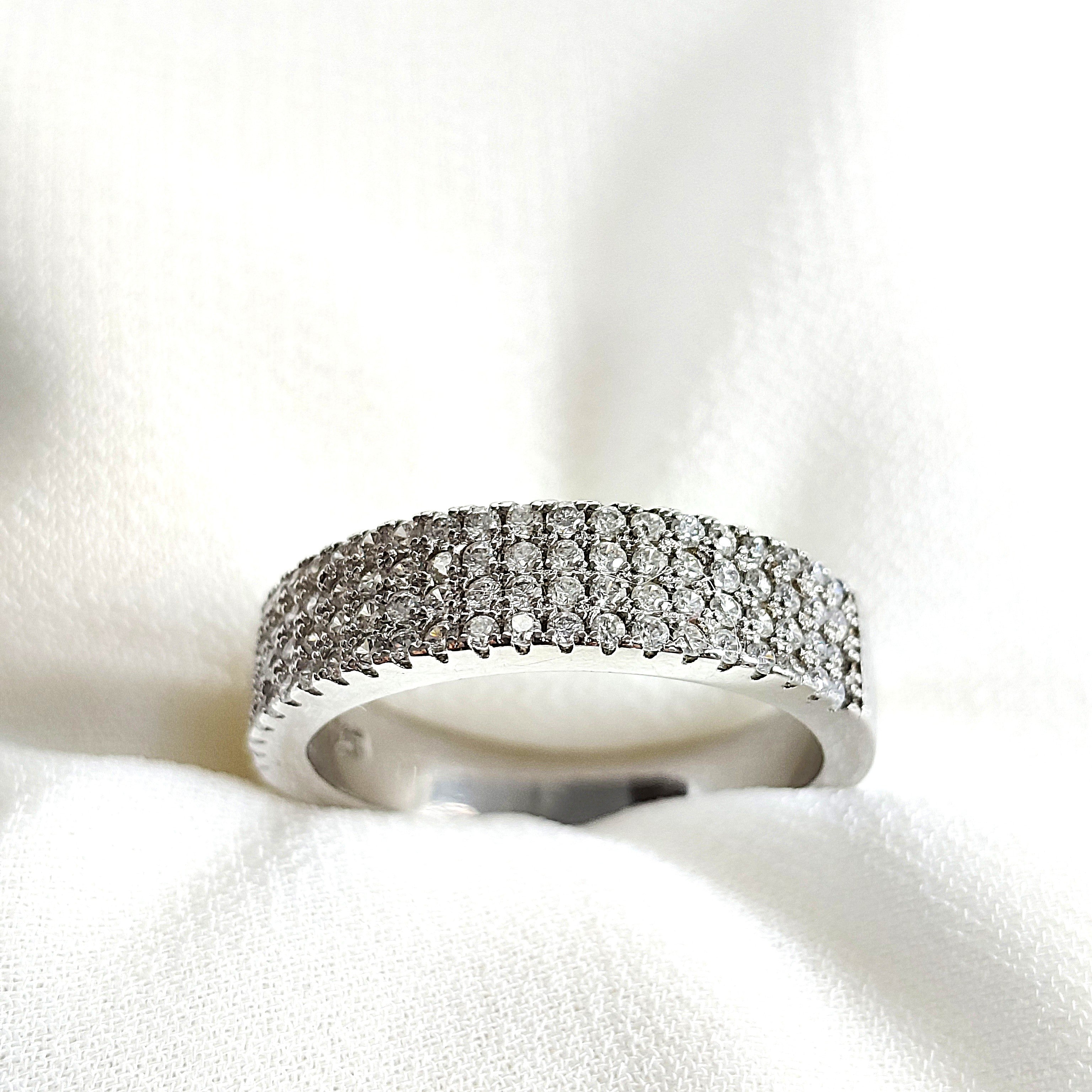 Bague en argent 925 pavée de zircons – Élégance intemporelle Bague en argent 925 pavée de zircons – Élégance intemporelle