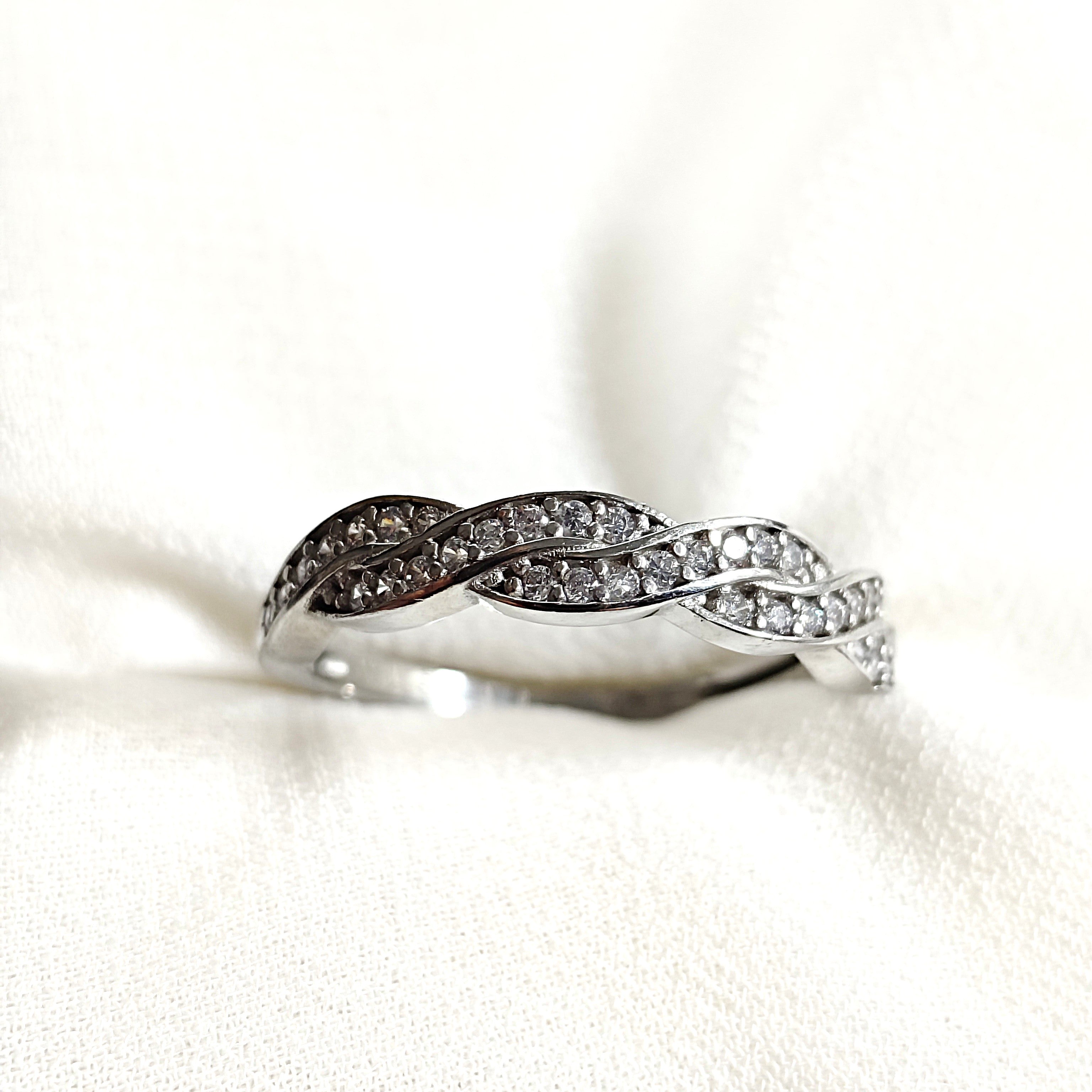 Bague en argent 925 entrelacée pavée de zircons – Raffinement éternel Bague en argent 925 entrelacée pavée de zircons – Raffinement éternel