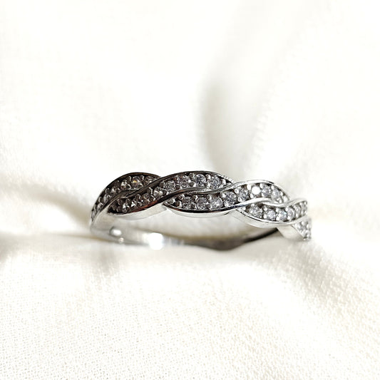 Bague en argent 925 entrelacée pavée de zircons – Raffinement éternel