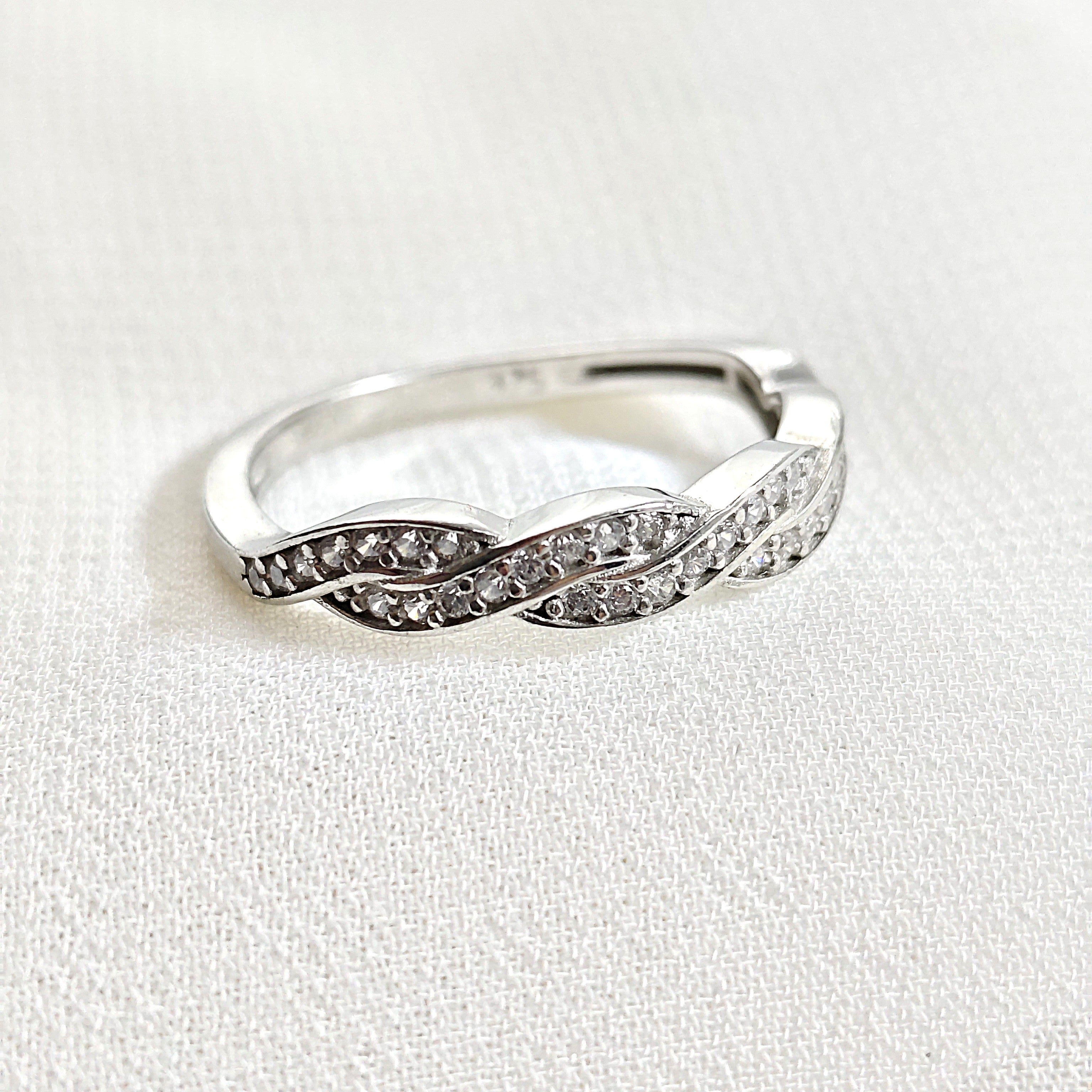 Bague en argent 925 entrelacée pavée de zircons – Raffinement éternel Bague en argent 925 entrelacée pavée de zircons – Raffinement éternel