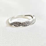 Bague en argent 925 entrelacée pavée de zircons – Raffinement éternel Bague en argent 925 entrelacée pavée de zircons – Raffinement éternel
