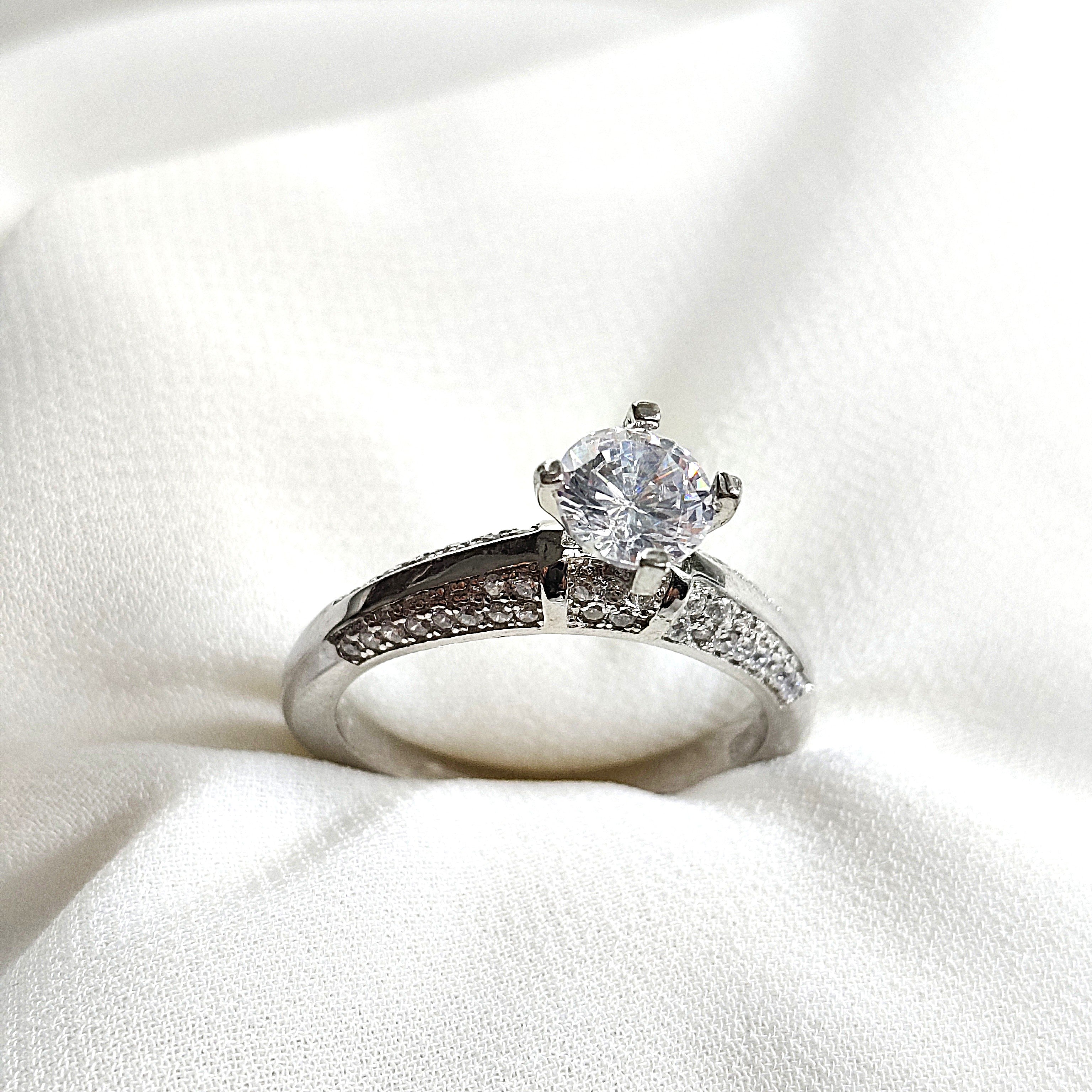 Bague en argent 925 solitaire sertie zircon – Élégance éternelle Bague en argent 925 solitaire sertie zircon – Élégance éternelle