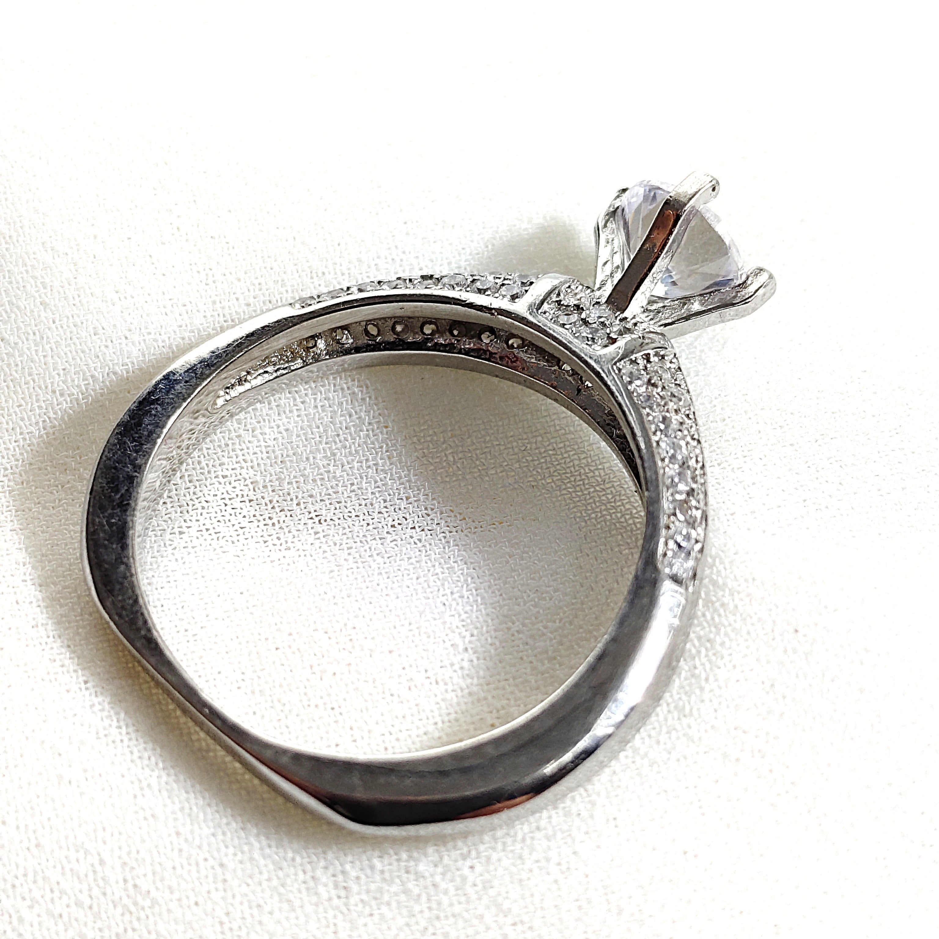 Bague en argent 925 solitaire sertie zircon – Élégance éternelle Bague en argent 925 solitaire sertie zircon – Élégance éternelle