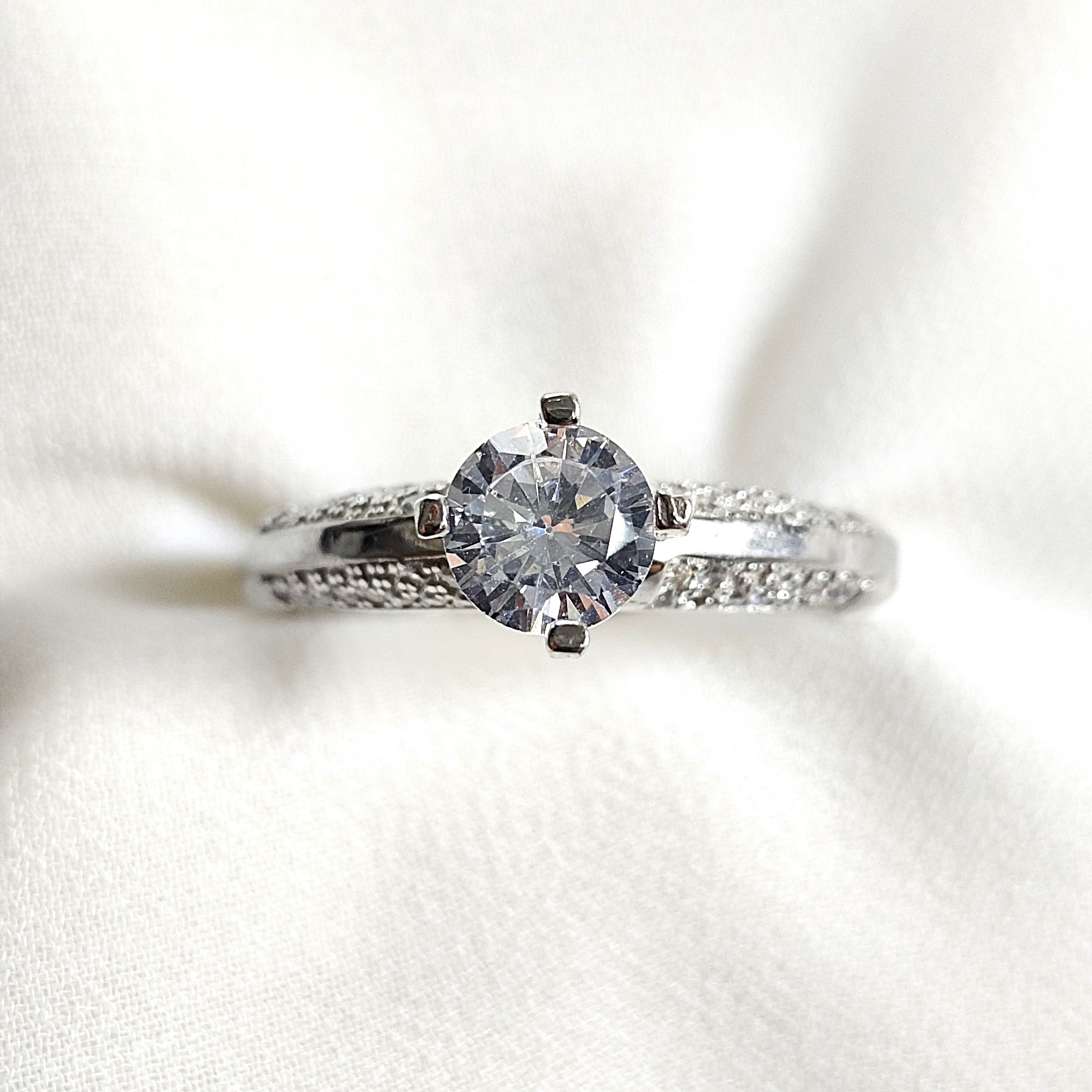 Bague en argent 925 solitaire sertie zircon – Élégance éternelle Bague en argent 925 solitaire sertie zircon – Élégance éternelle