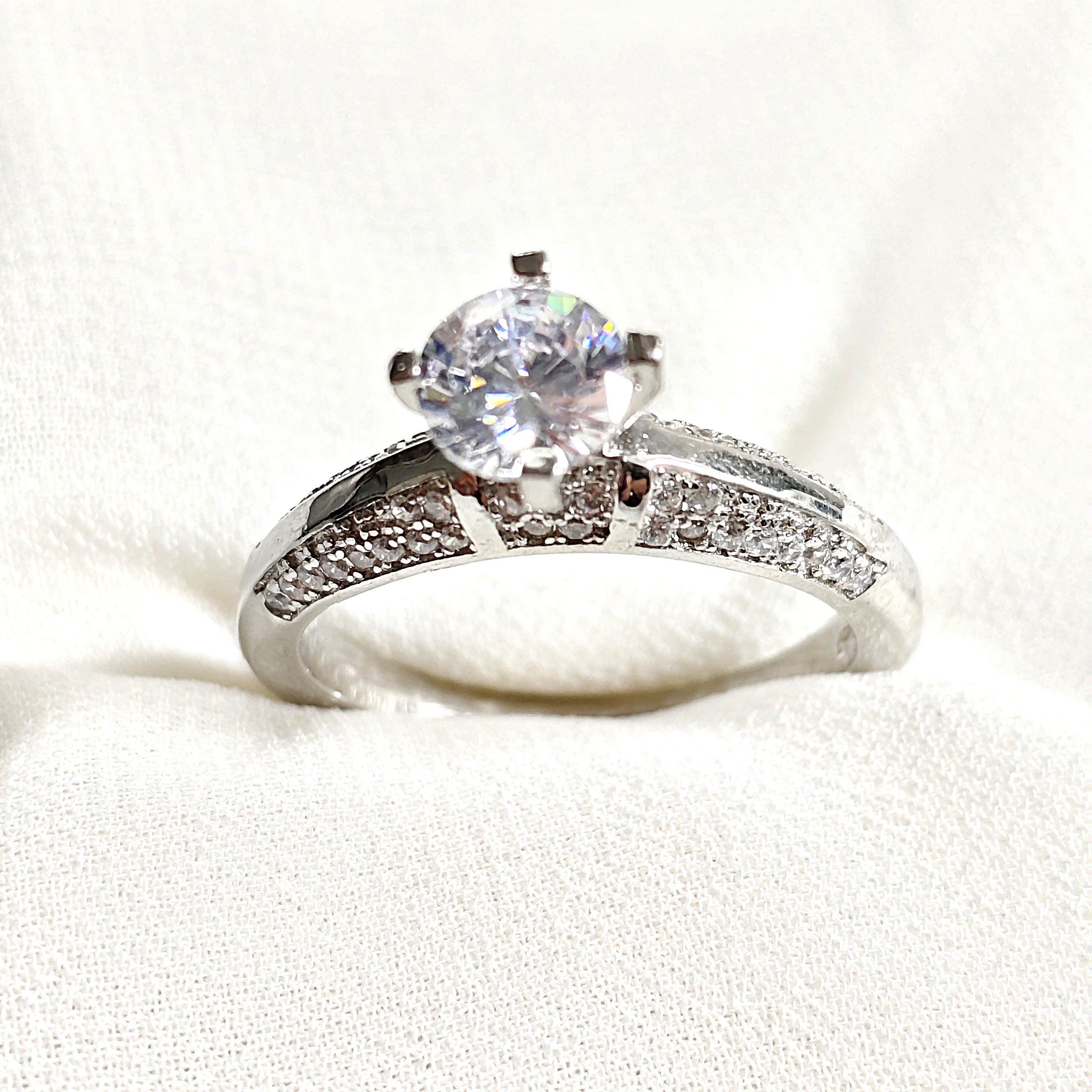 Bague en argent 925 solitaire sertie zircon – Élégance éternelle Bague en argent 925 solitaire sertie zircon – Élégance éternelle
