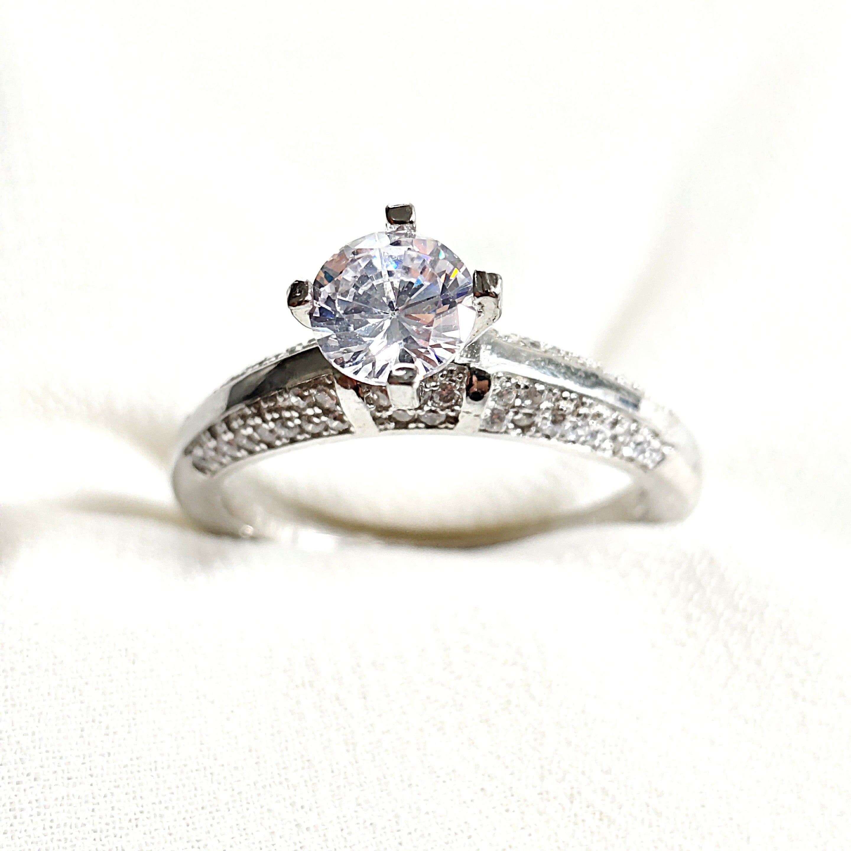 Bague en argent 925 solitaire sertie zircon – Élégance éternelle Bague en argent 925 solitaire sertie zircon – Élégance éternelle