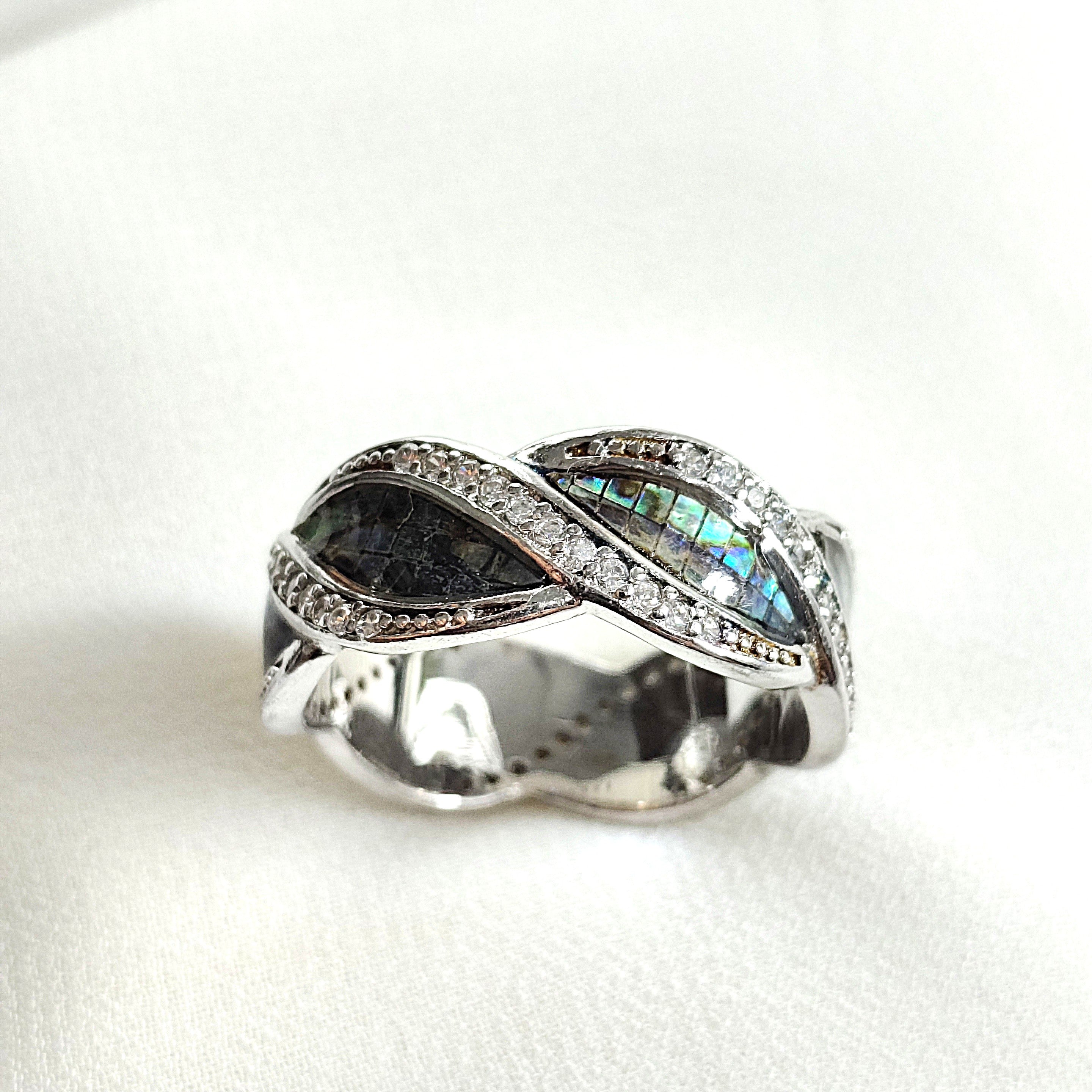 Bague en argent 925 incrustée nacre d’abalone et zircons – Éclat océanique Bague en argent 925 incrustée nacre d’abalone et zircons – Éclat océanique