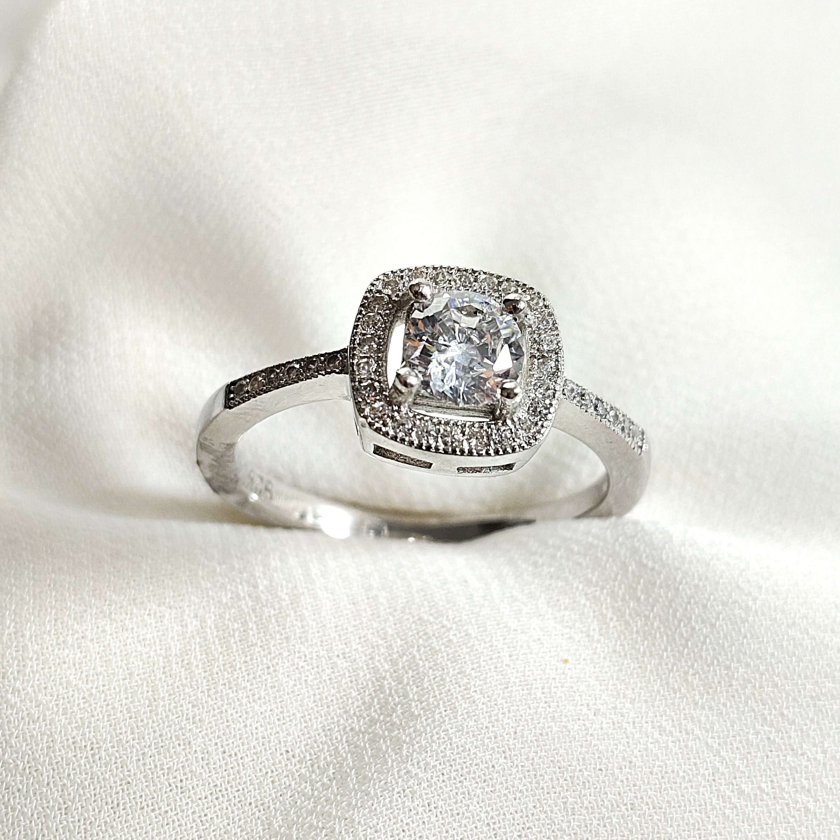 Bague en argent 925 sertie zircon carré – Élégance pure Bague en argent 925 sertie zircon carré – Élégance pure