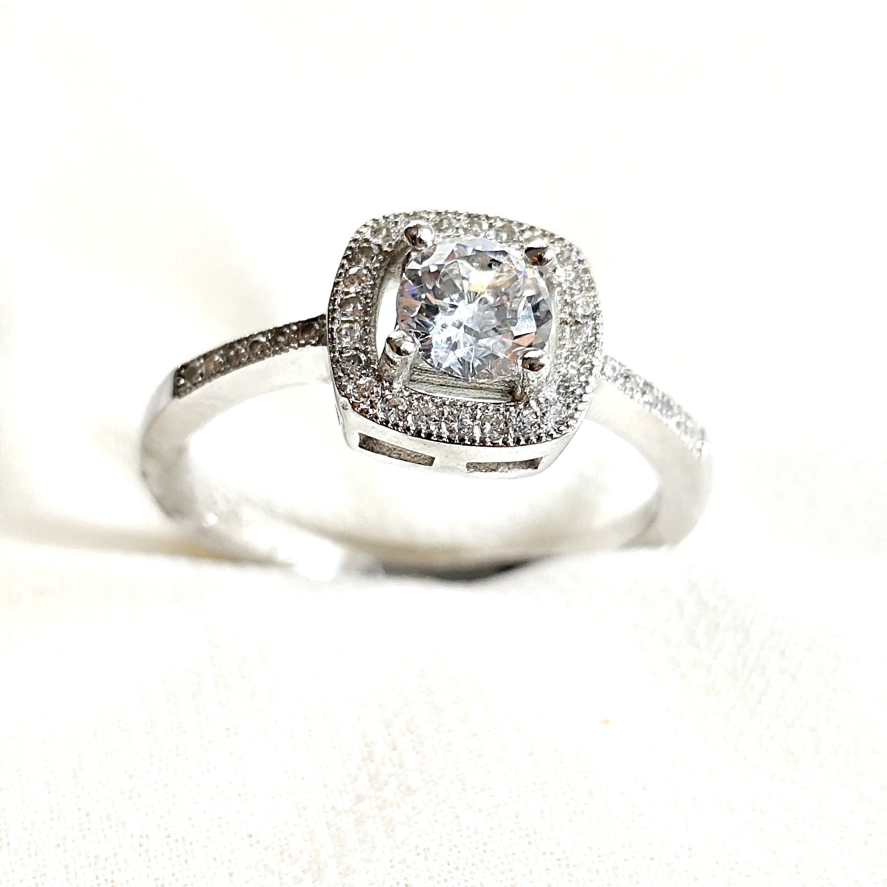 Bague en argent 925 sertie zircon carré – Élégance pure Bague en argent 925 sertie zircon carré – Élégance pure