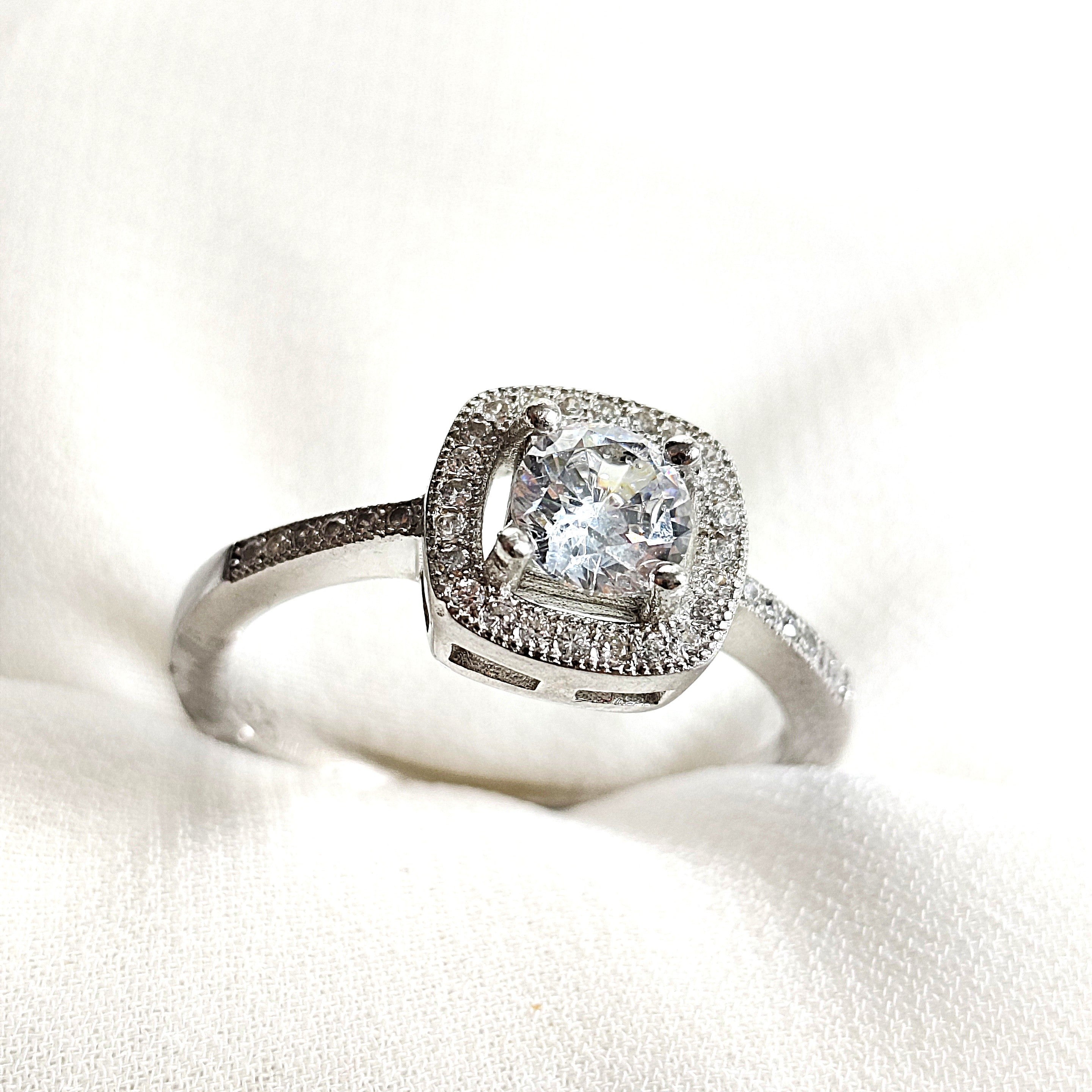 Bague en argent 925 sertie zircon carré – Élégance pure Bague en argent 925 sertie zircon carré – Élégance pure