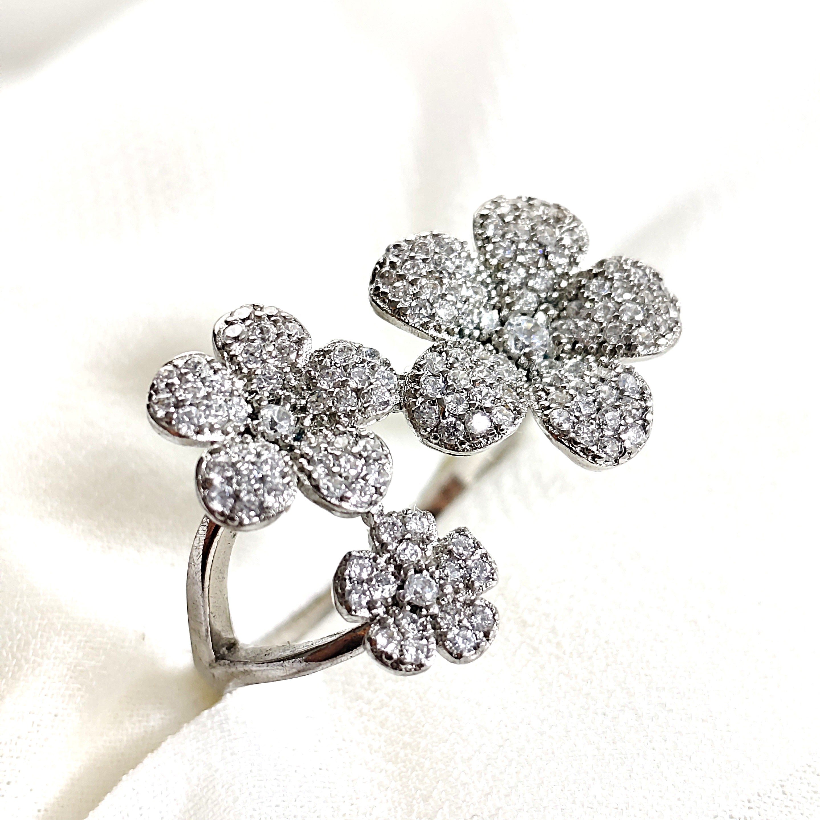 Bague en argent 925 fleurs scintillantes – Élégance florale Bague en argent 925 fleurs scintillantes – Élégance florale