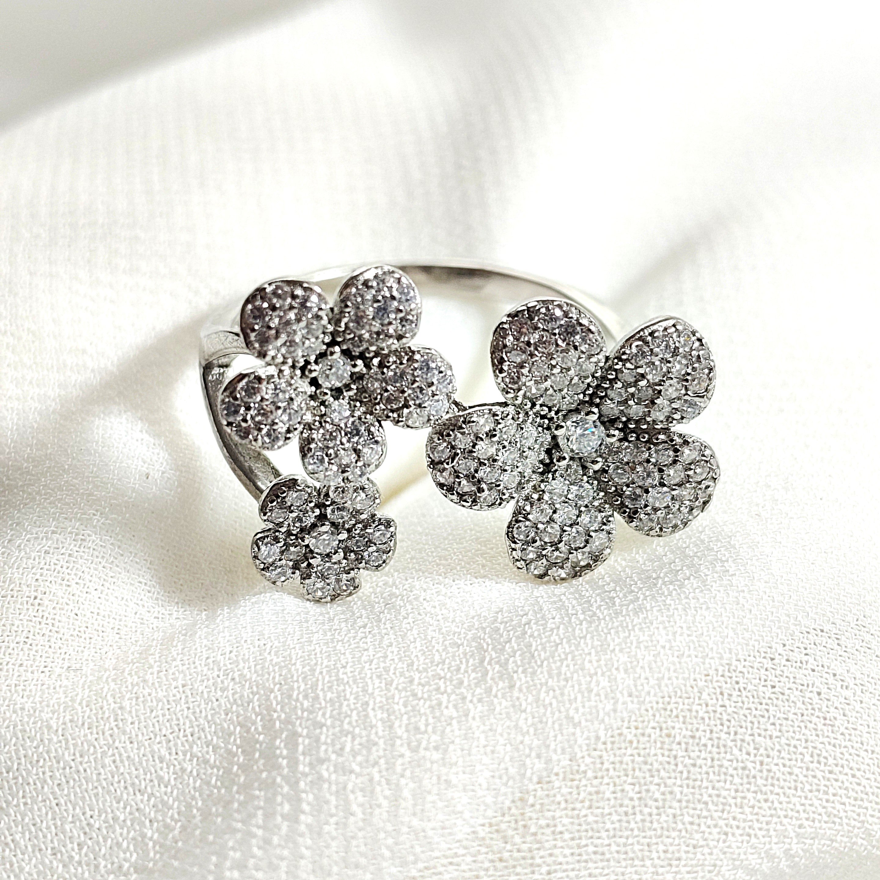 Bague en argent 925 fleurs scintillantes – Élégance florale Bague en argent 925 fleurs scintillantes – Élégance florale