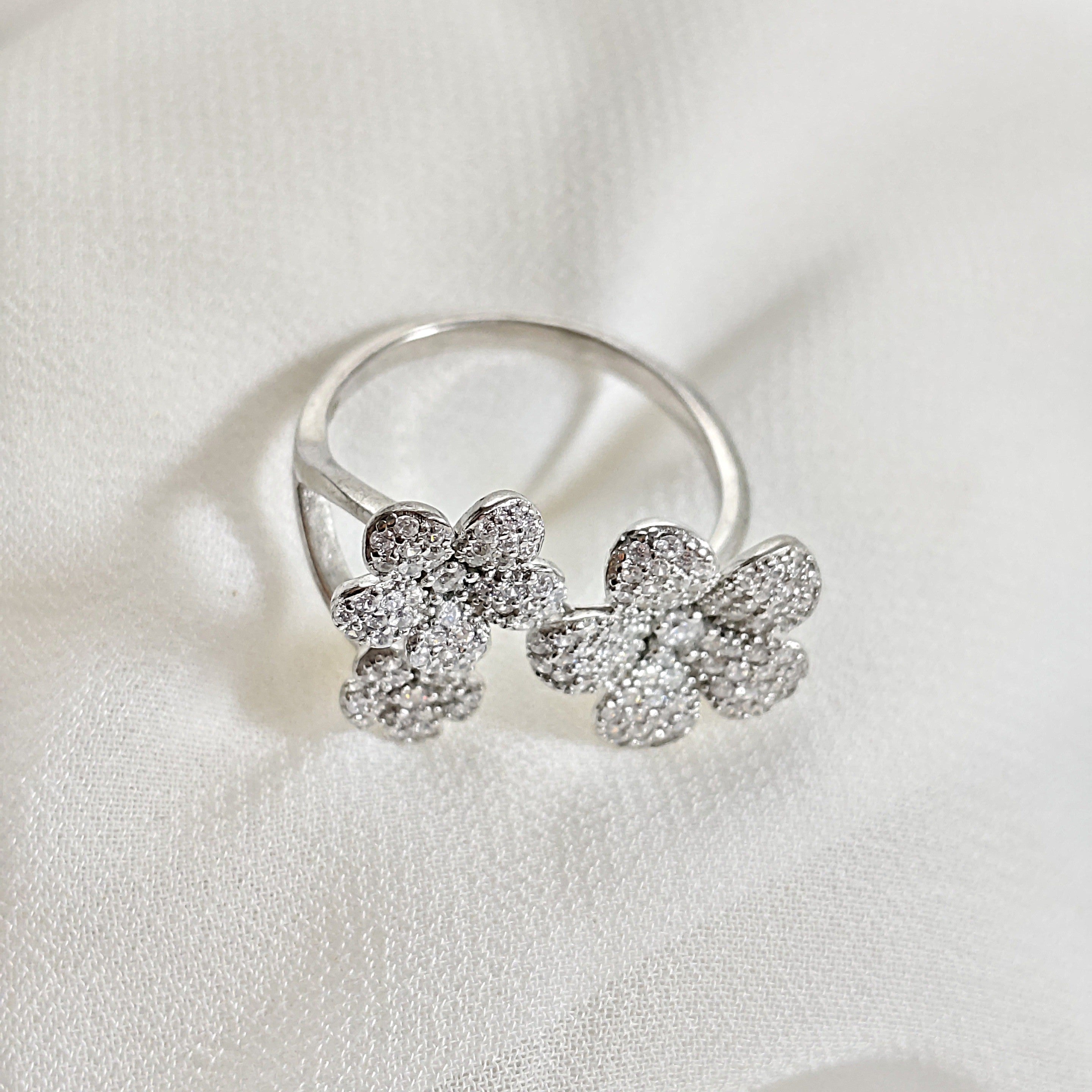 Bague en argent 925 fleurs scintillantes – Élégance florale Bague en argent 925 fleurs scintillantes – Élégance florale