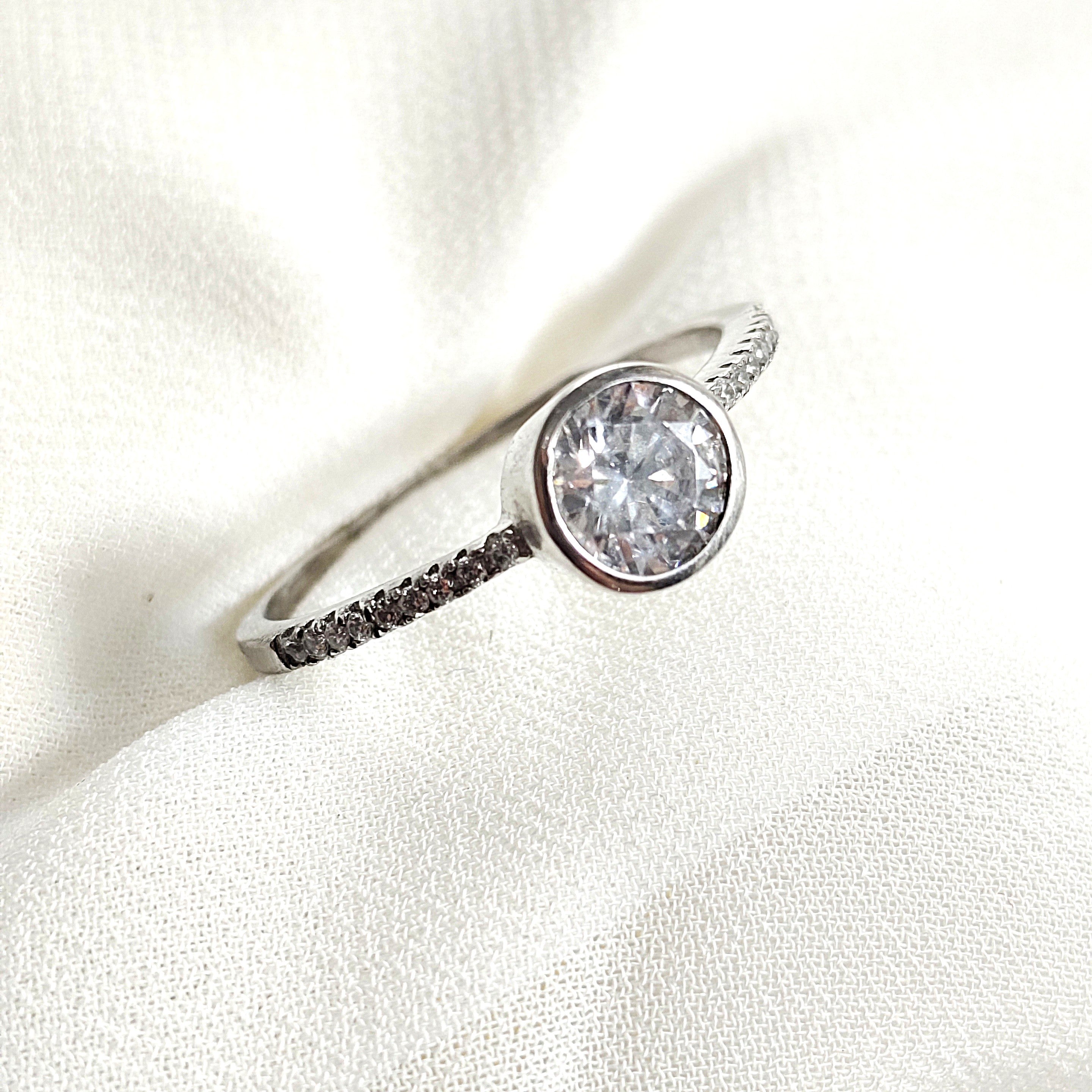 Bague en argent 925 solitaire moderne – Élégance intemporelle Bague en argent 925 solitaire moderne – Élégance intemporelle