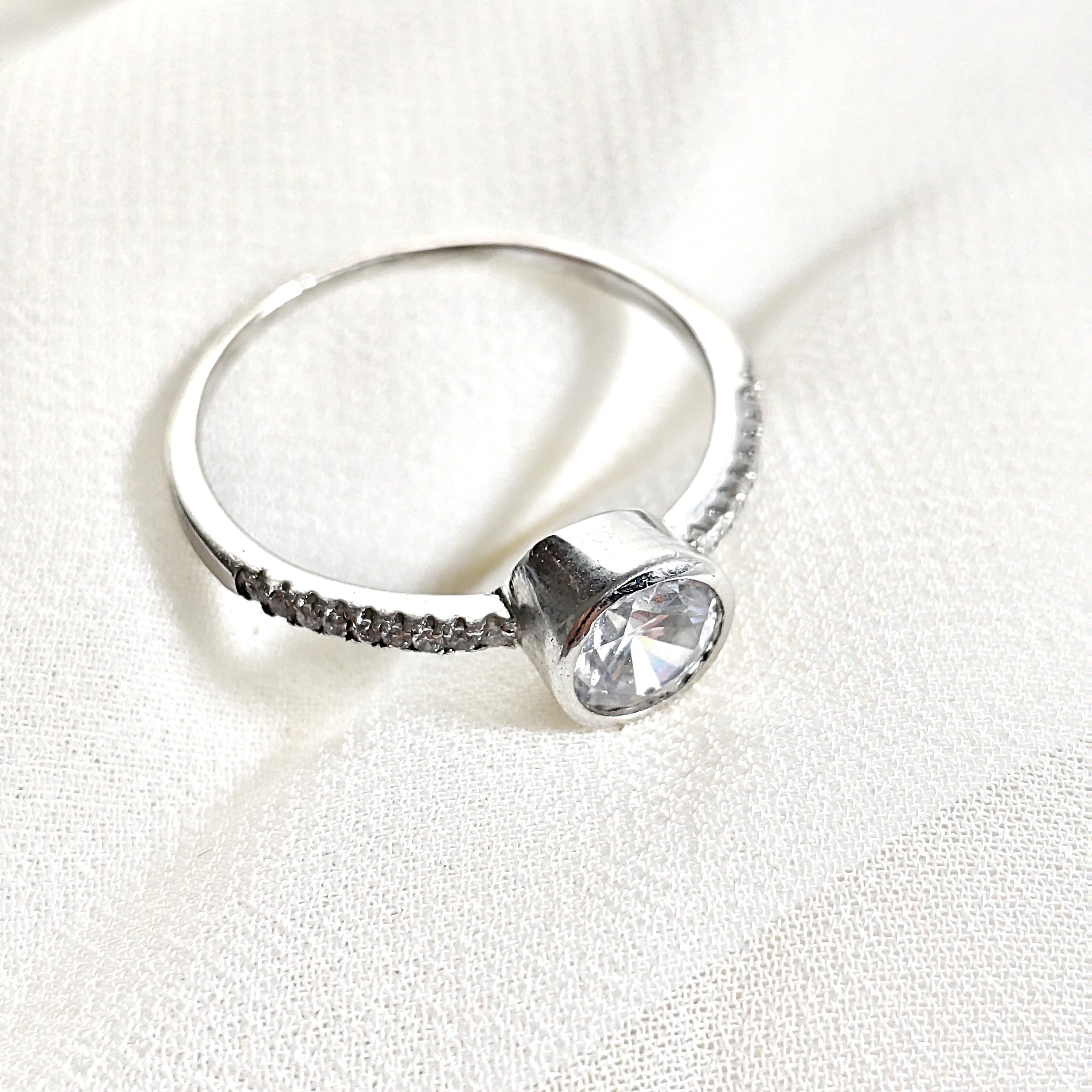 Bague en argent 925 solitaire moderne – Élégance intemporelle Bague en argent 925 solitaire moderne – Élégance intemporelle