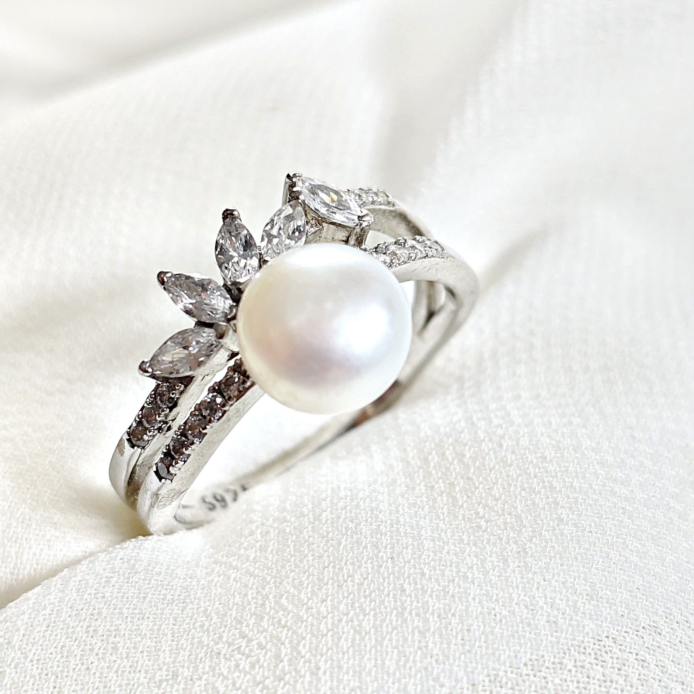 Bague en argent 925 perle et zircons – Élégance royale Bague en argent 925 perle et zircons – Élégance royale