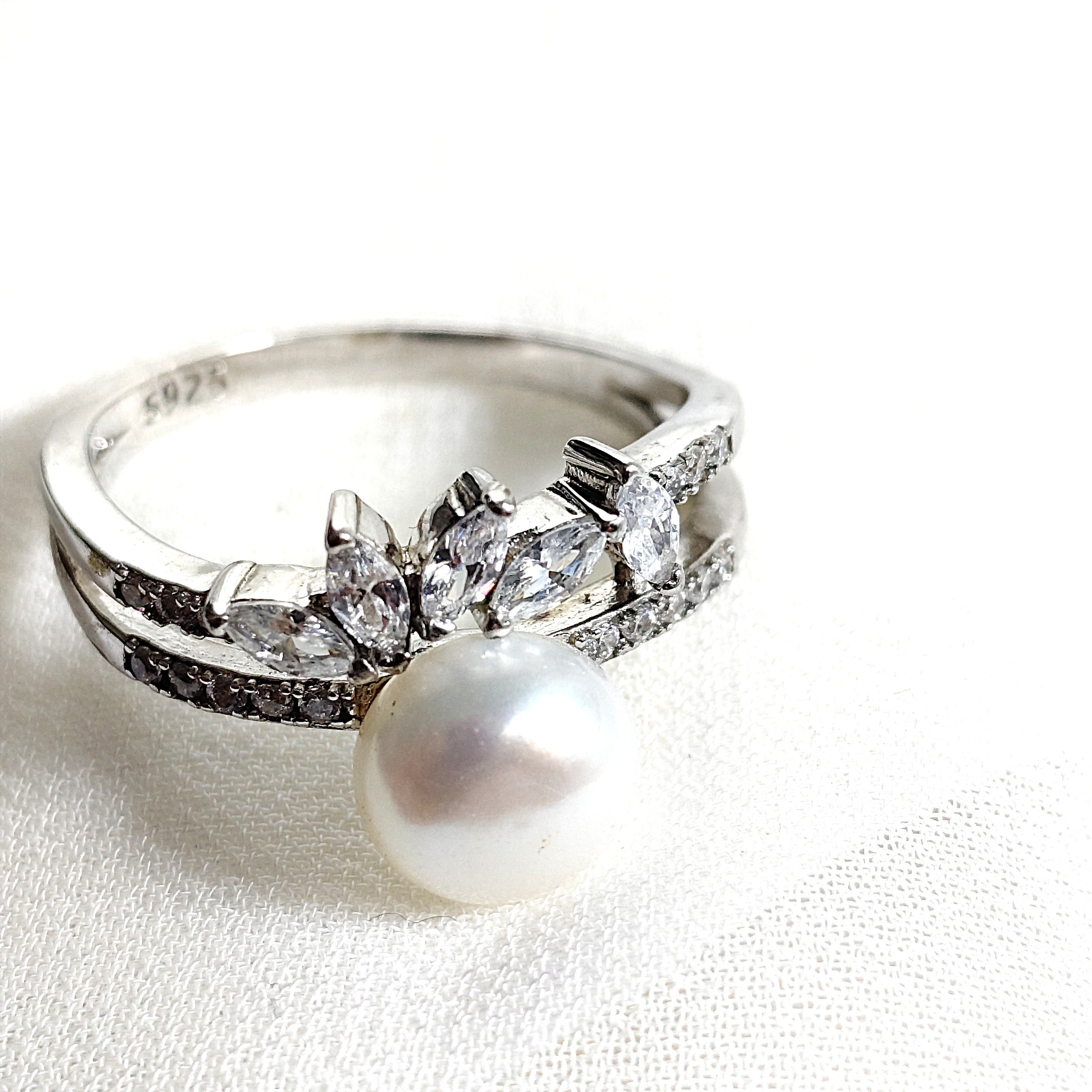 Bague en argent 925 perle et zircons – Élégance royale Bague en argent 925 perle et zircons – Élégance royale
