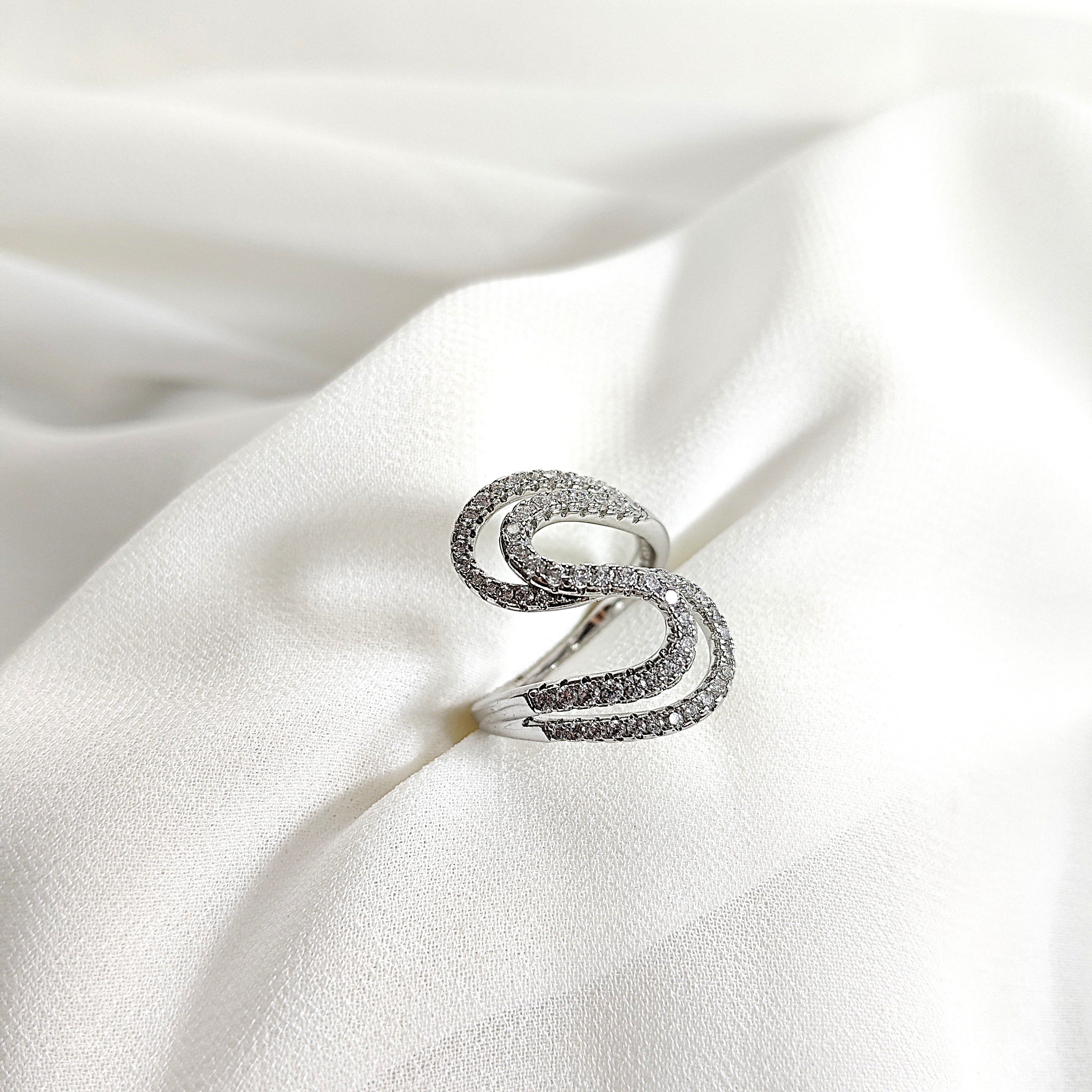 Bague en argent 925 forme ondulée sertie de zircons – Élégance moderne Bague en argent 925 forme ondulée sertie de zircons – Élégance moderne