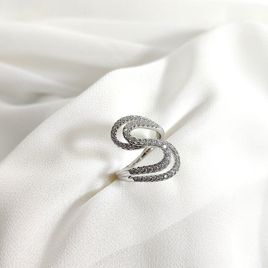 Bague en argent 925 forme ondulée sertie de zircons – Élégance moderne
