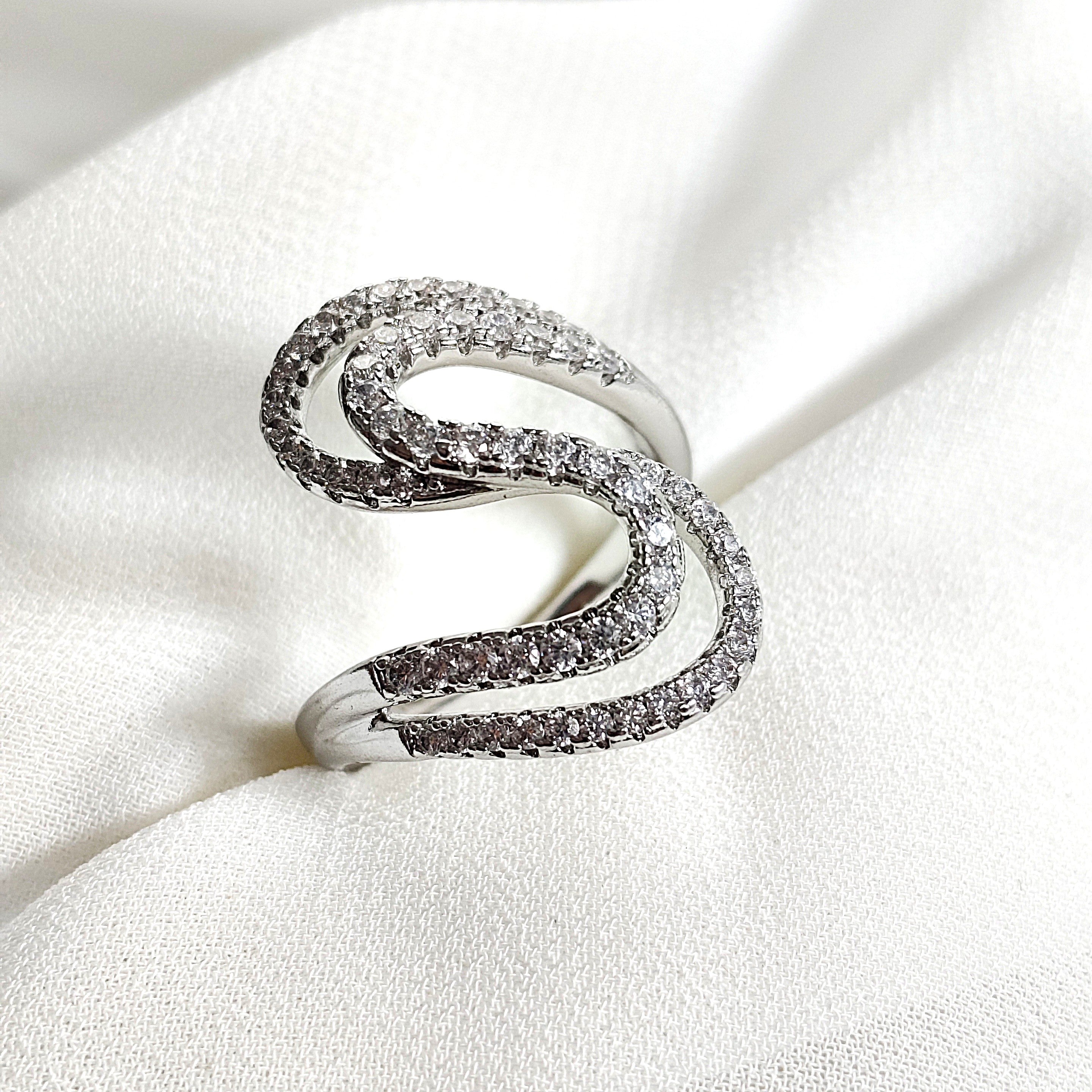 Bague en argent 925 forme ondulée sertie de zircons – Élégance moderne Bague en argent 925 forme ondulée sertie de zircons – Élégance moderne