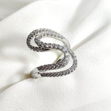 Bague en argent 925 forme ondulée sertie de zircons – Élégance moderne Bague en argent 925 forme ondulée sertie de zircons – Élégance moderne