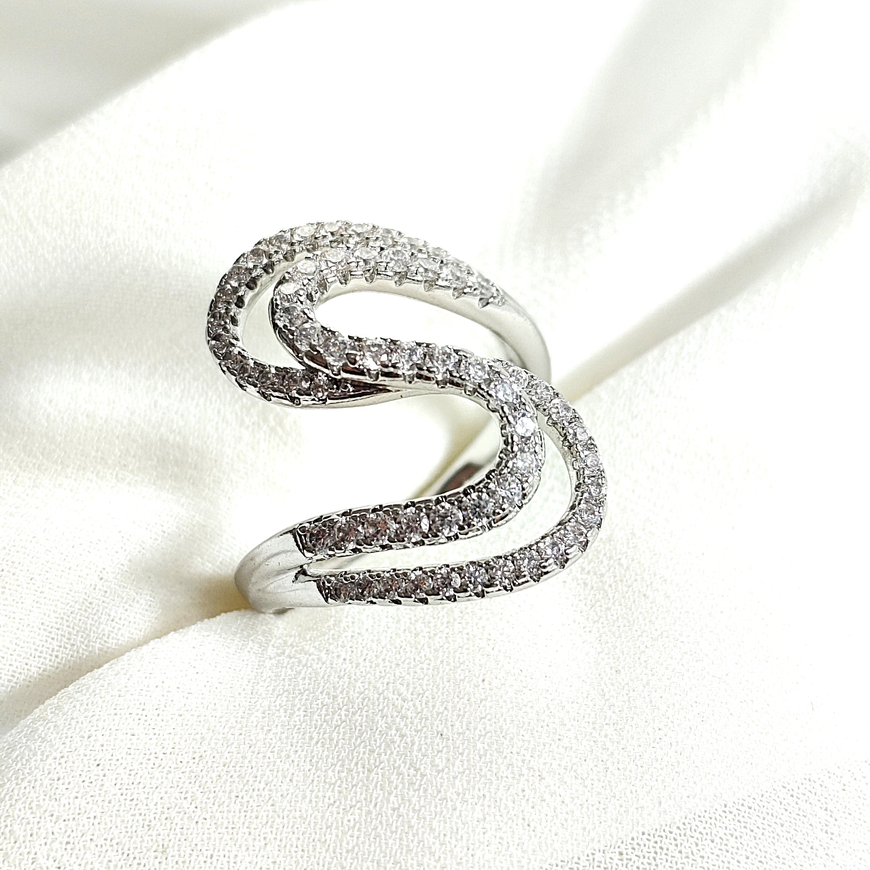 Bague en argent 925 forme ondulée sertie de zircons – Élégance moderne Bague en argent 925 forme ondulée sertie de zircons – Élégance moderne