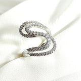 Bague en argent 925 forme ondulée sertie de zircons – Élégance moderne Bague en argent 925 forme ondulée sertie de zircons – Élégance moderne