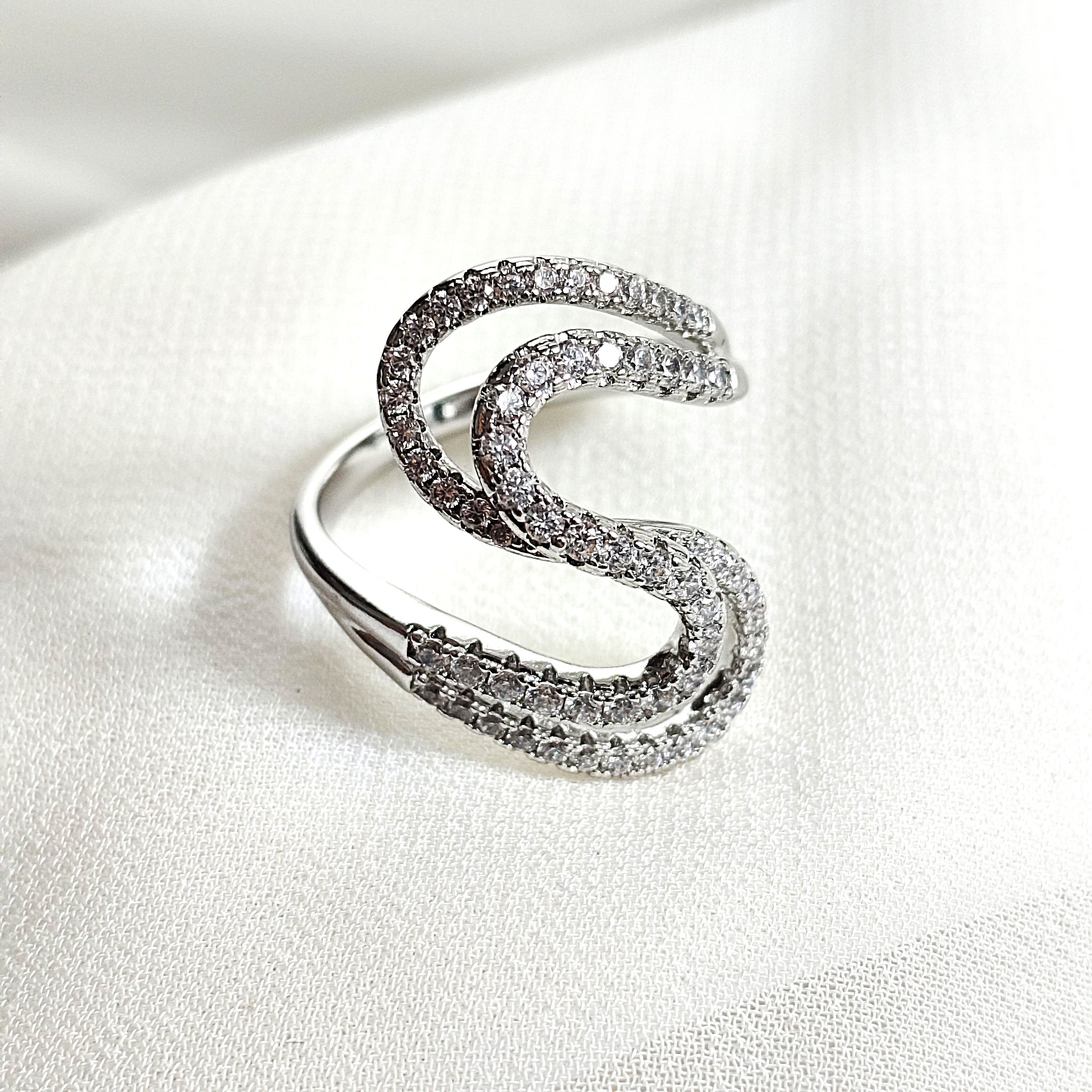 Bague en argent 925 forme ondulée sertie de zircons – Élégance moderne Bague en argent 925 forme ondulée sertie de zircons – Élégance moderne