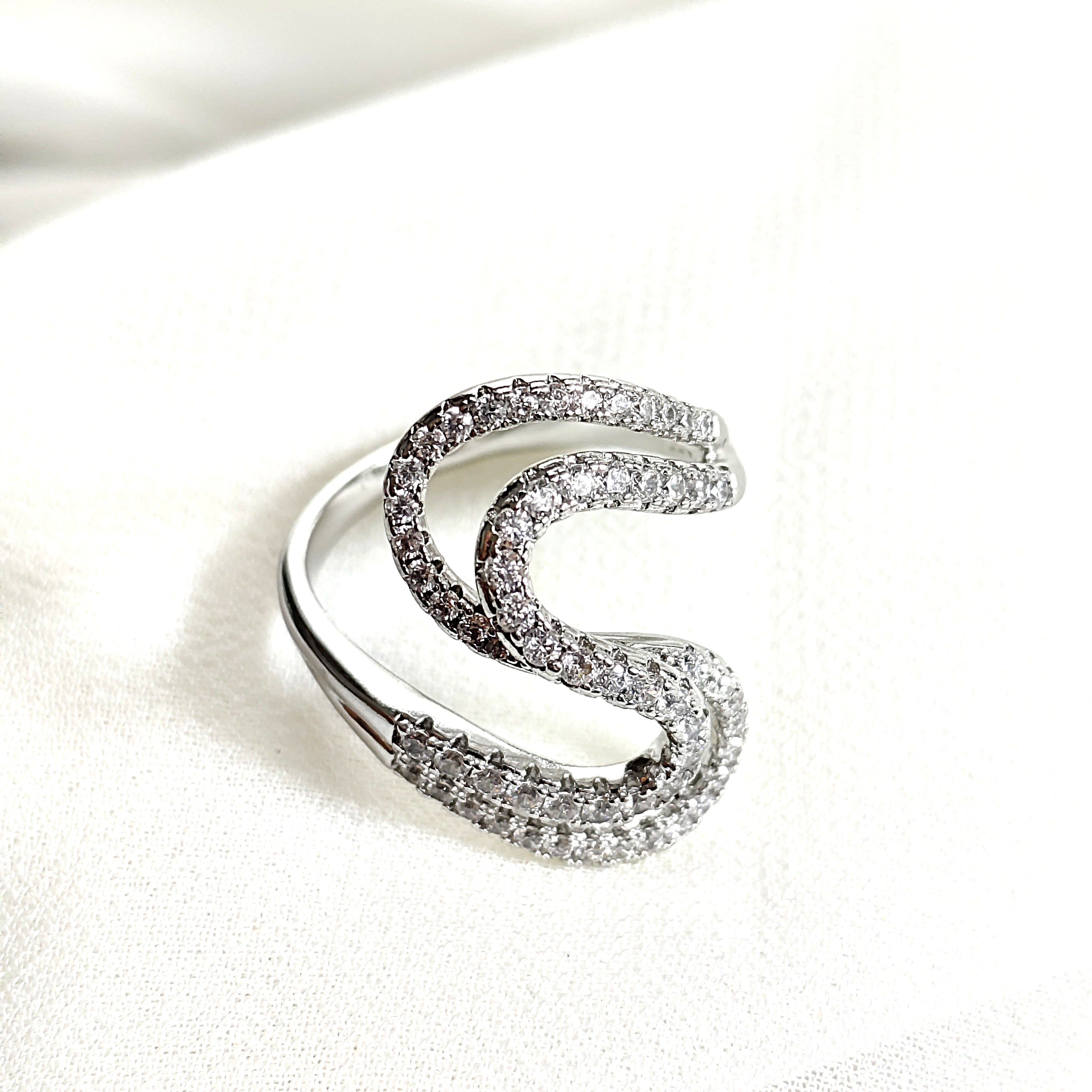 Bague en argent 925 forme ondulée sertie de zircons – Élégance moderne Bague en argent 925 forme ondulée sertie de zircons – Élégance moderne