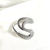 Bague en argent 925 forme ondulée sertie de zircons – Élégance moderne Bague en argent 925 forme ondulée sertie de zircons – Élégance moderne