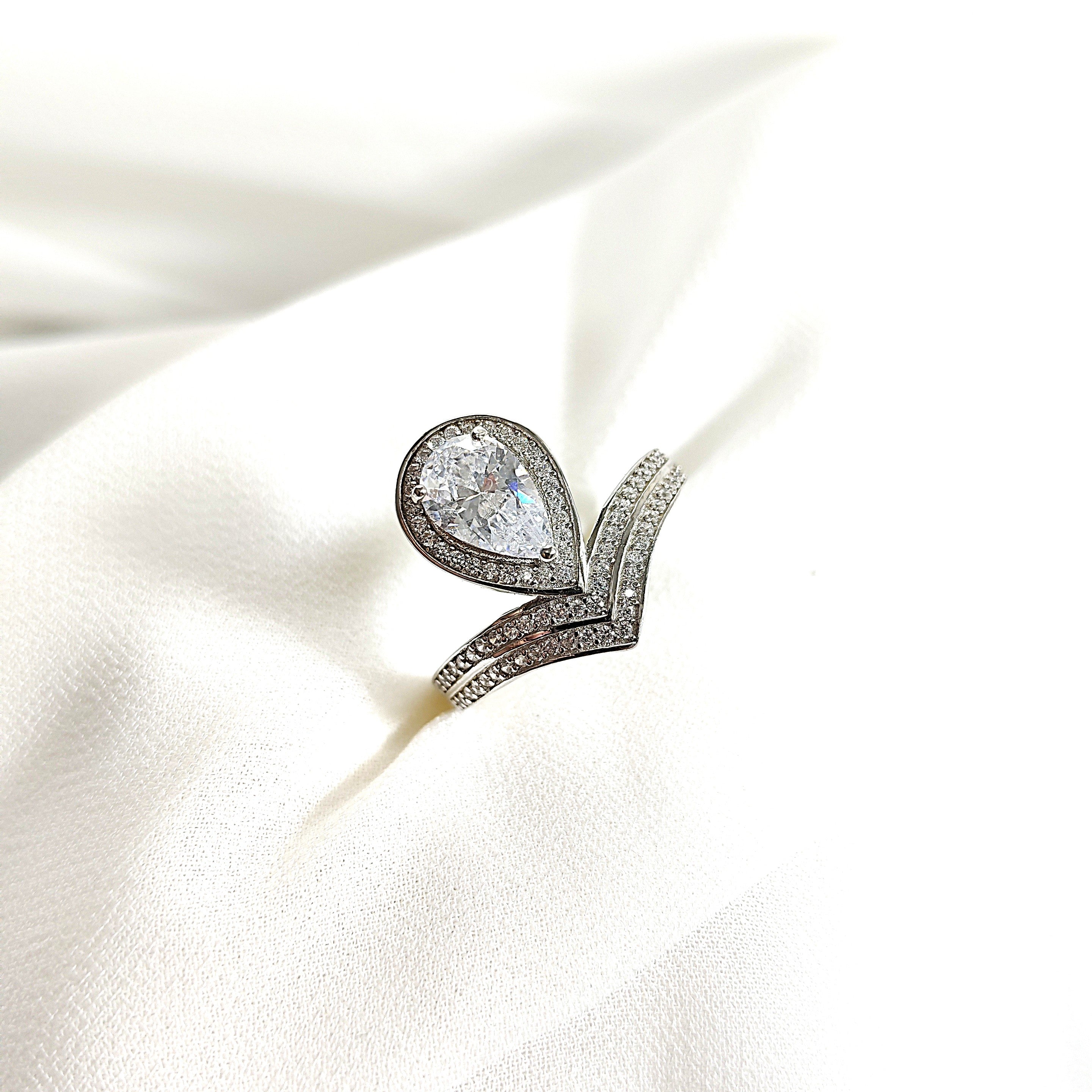Bague en argent 925 avec pierre en goutte sertie de zircons – Éclat royal Bague en argent 925 avec pierre en goutte sertie de zircons – Éclat royal
