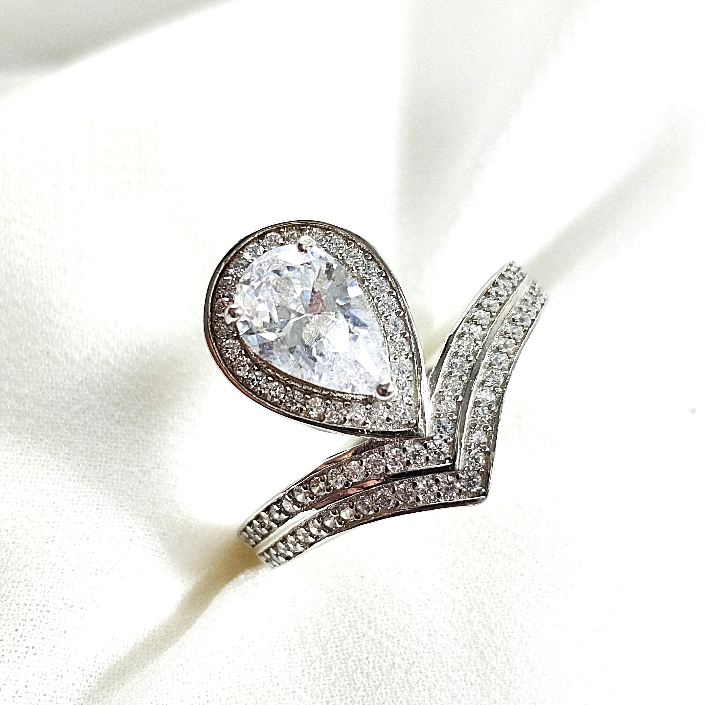 Bague en argent 925 avec pierre en goutte sertie de zircons – Éclat royal Bague en argent 925 avec pierre en goutte sertie de zircons – Éclat royal