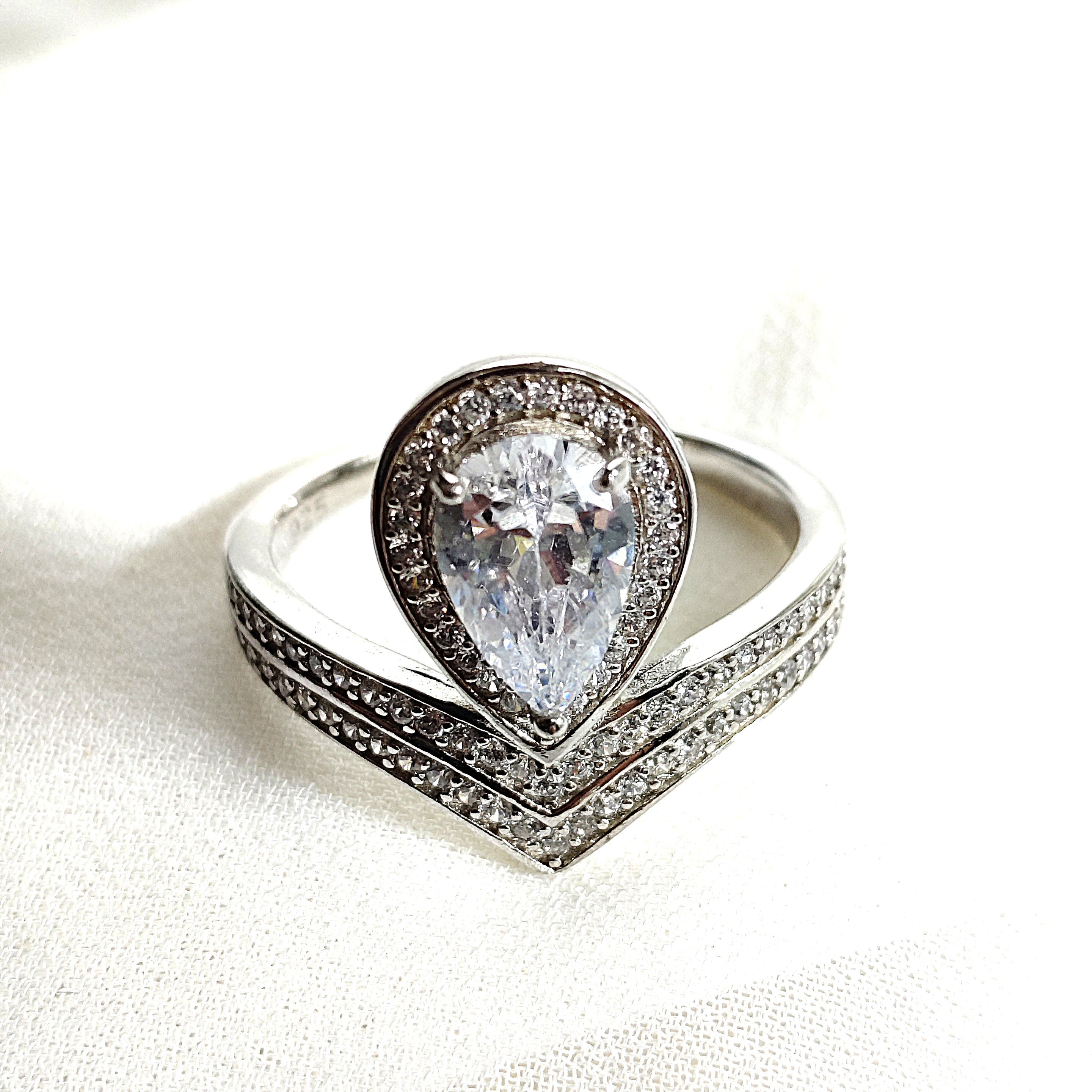 Bague en argent 925 avec pierre en goutte sertie de zircons – Éclat royal Bague en argent 925 avec pierre en goutte sertie de zircons – Éclat royal
