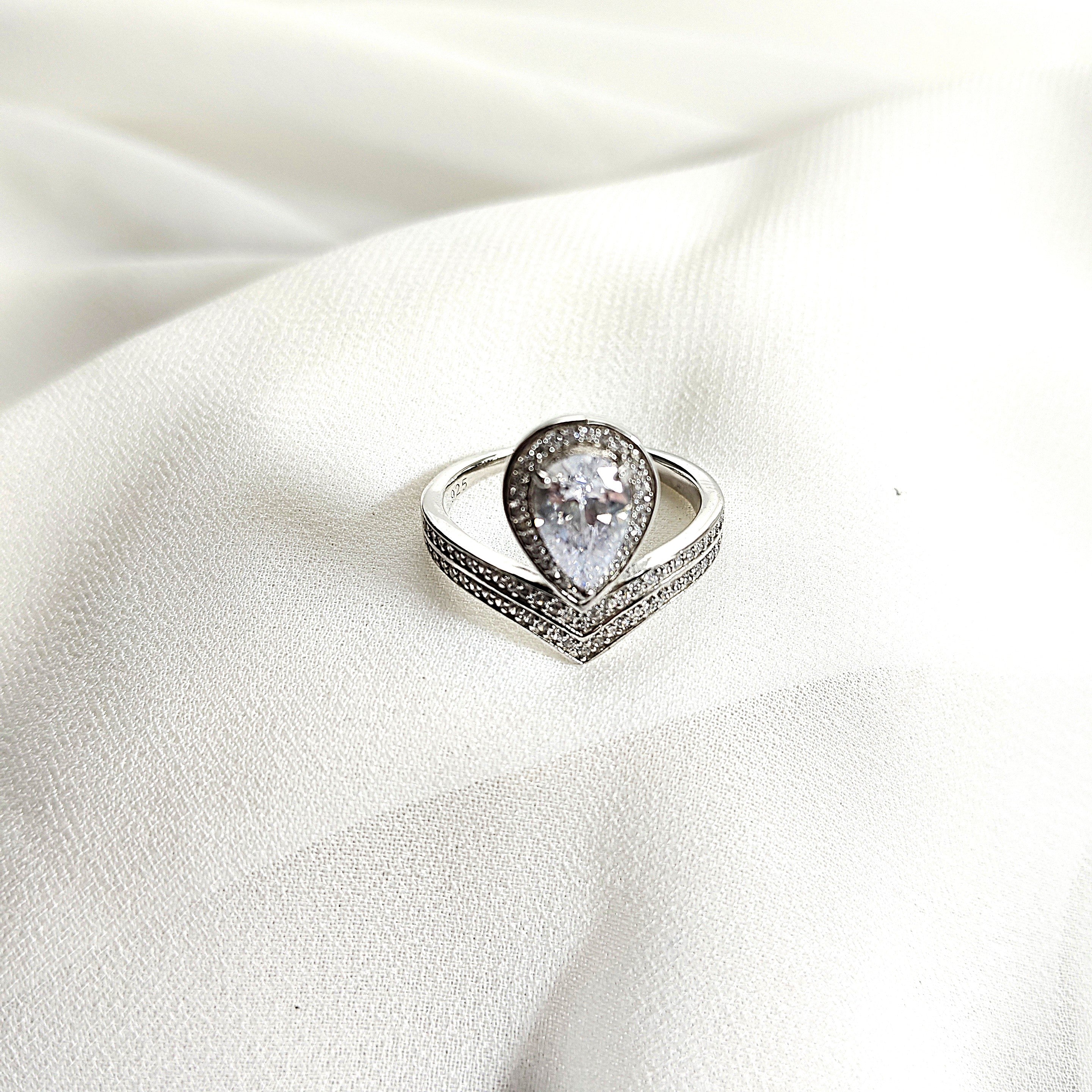 Bague en argent 925 avec pierre en goutte sertie de zircons – Éclat royal Bague en argent 925 avec pierre en goutte sertie de zircons – Éclat royal