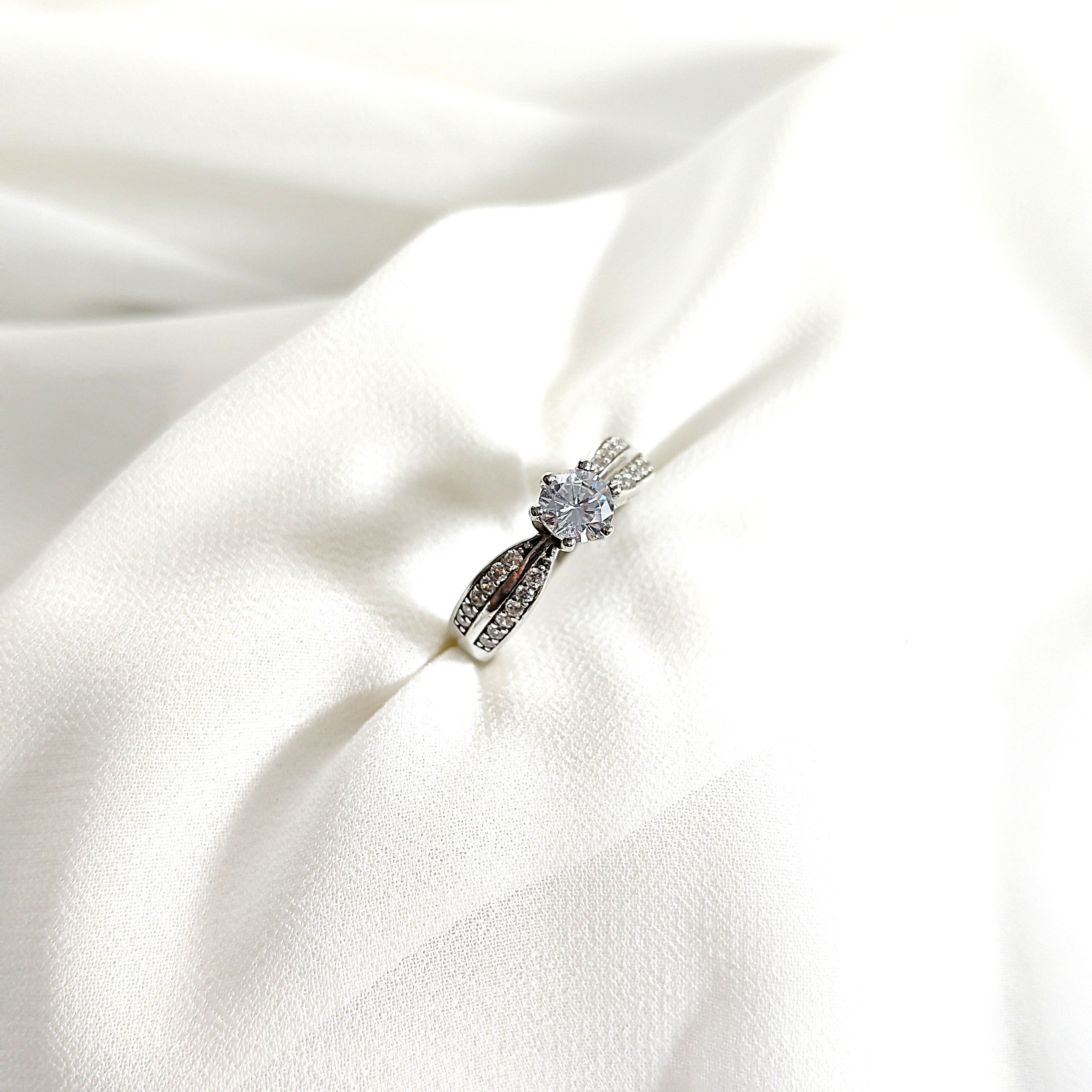 Bague en argent 925 avec zircon central – Élégance intemporelle Bague en argent 925 avec zircon central – Élégance intemporelle