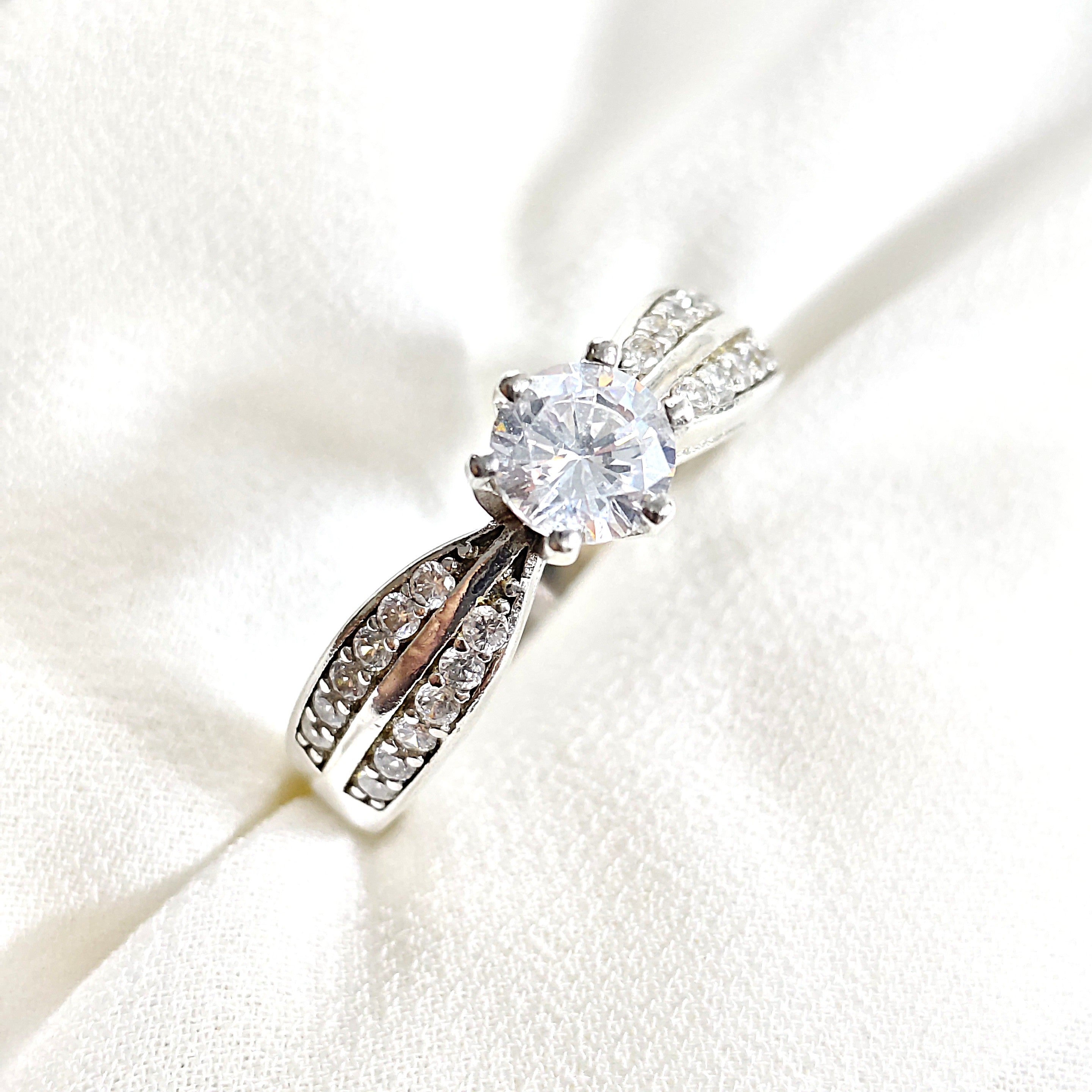 Bague en argent 925 avec zircon central – Élégance intemporelle Bague en argent 925 avec zircon central – Élégance intemporelle