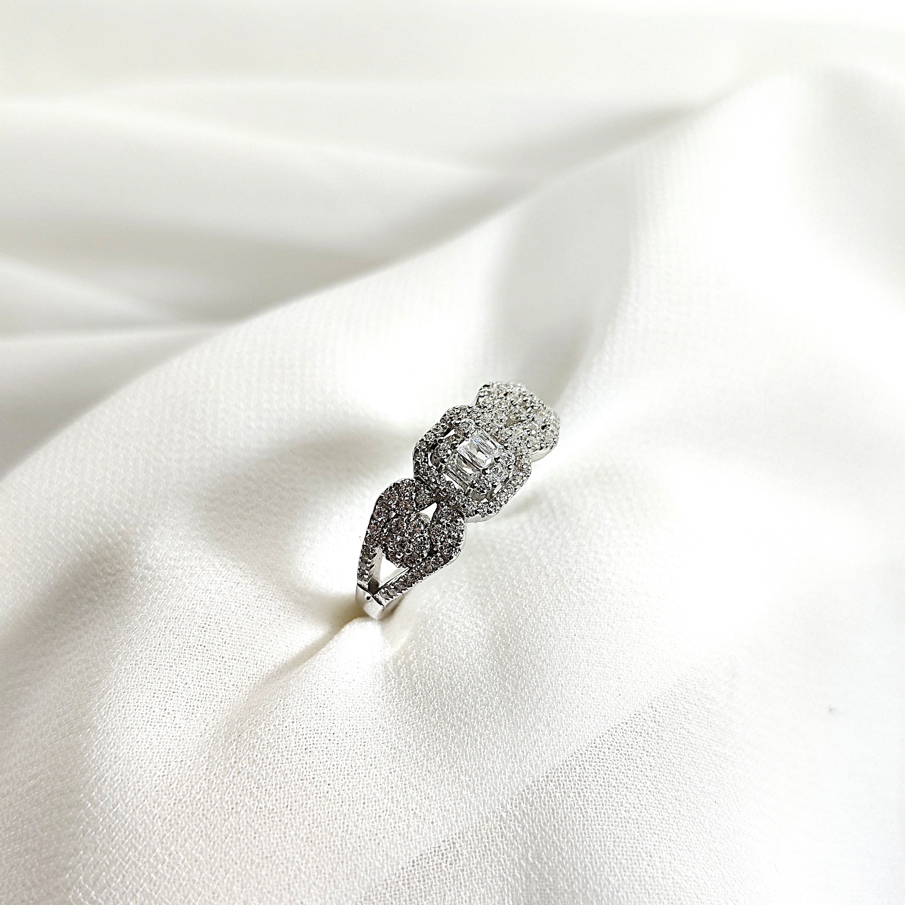 Bague en argent 925 sertie de zircons – Éclat de Luxe Bague en argent 925 sertie de zircons – Éclat de Luxe