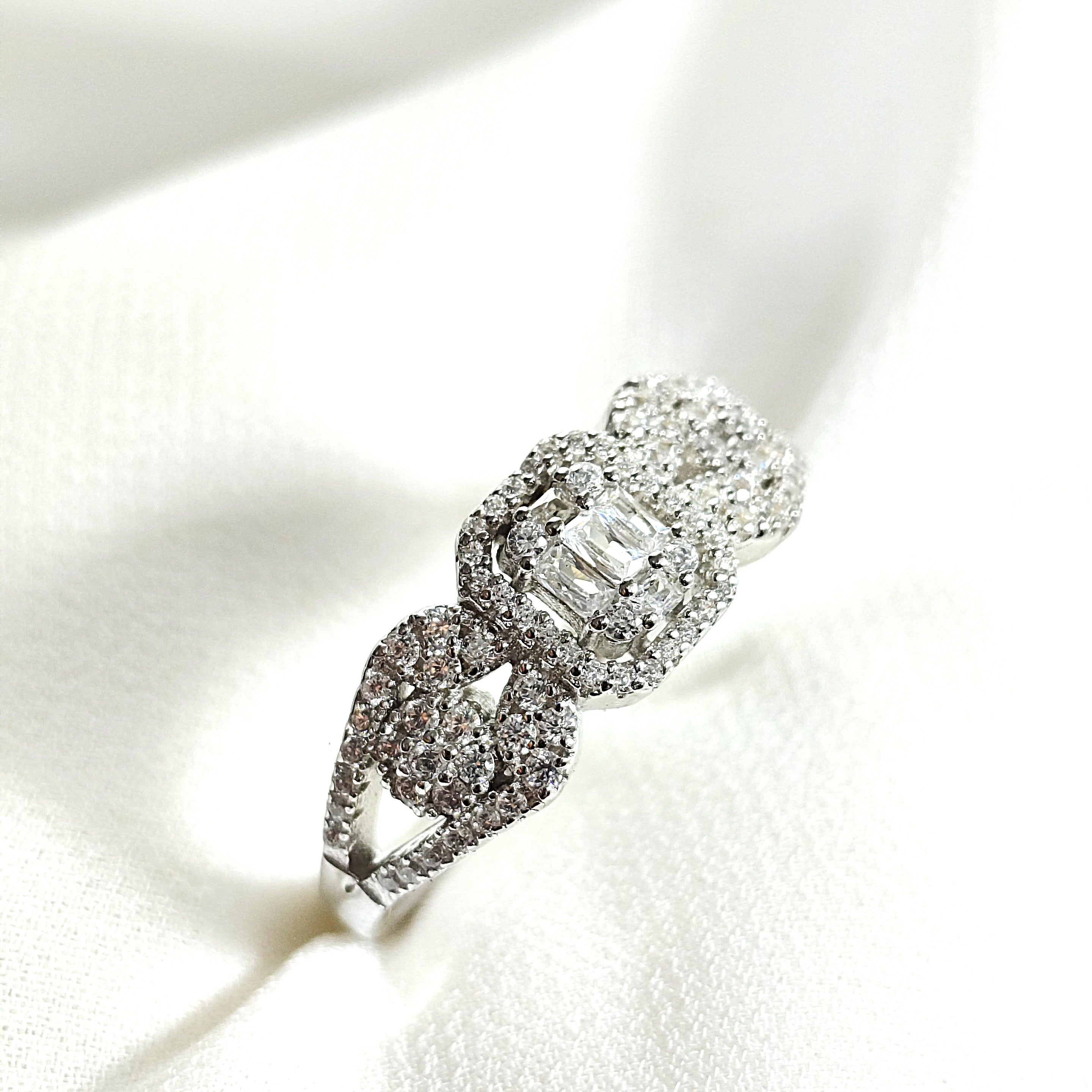 Bague en argent 925 sertie de zircons – Éclat de Luxe Bague en argent 925 sertie de zircons – Éclat de Luxe