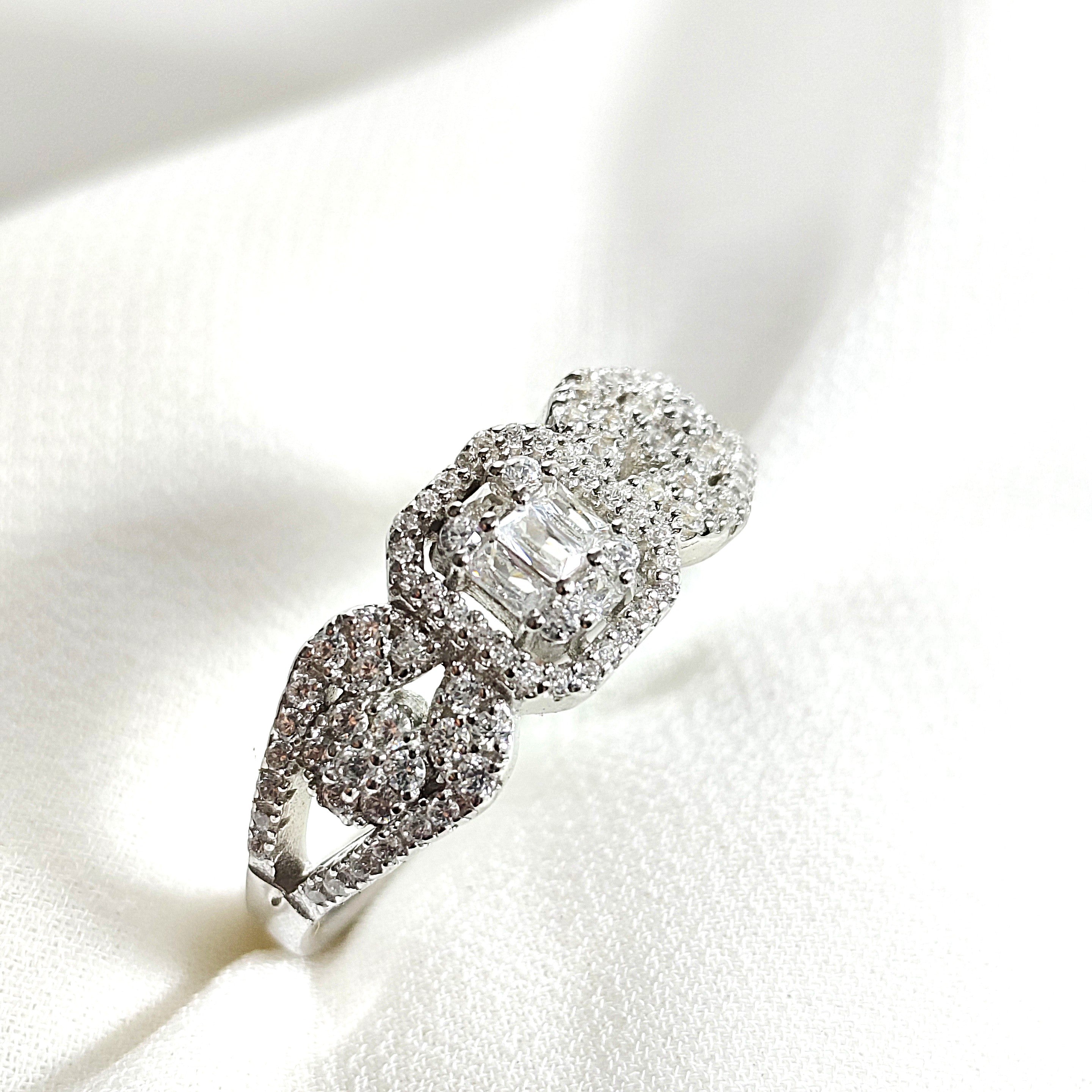 Bague en argent 925 sertie de zircons – Éclat de Luxe Bague en argent 925 sertie de zircons – Éclat de Luxe