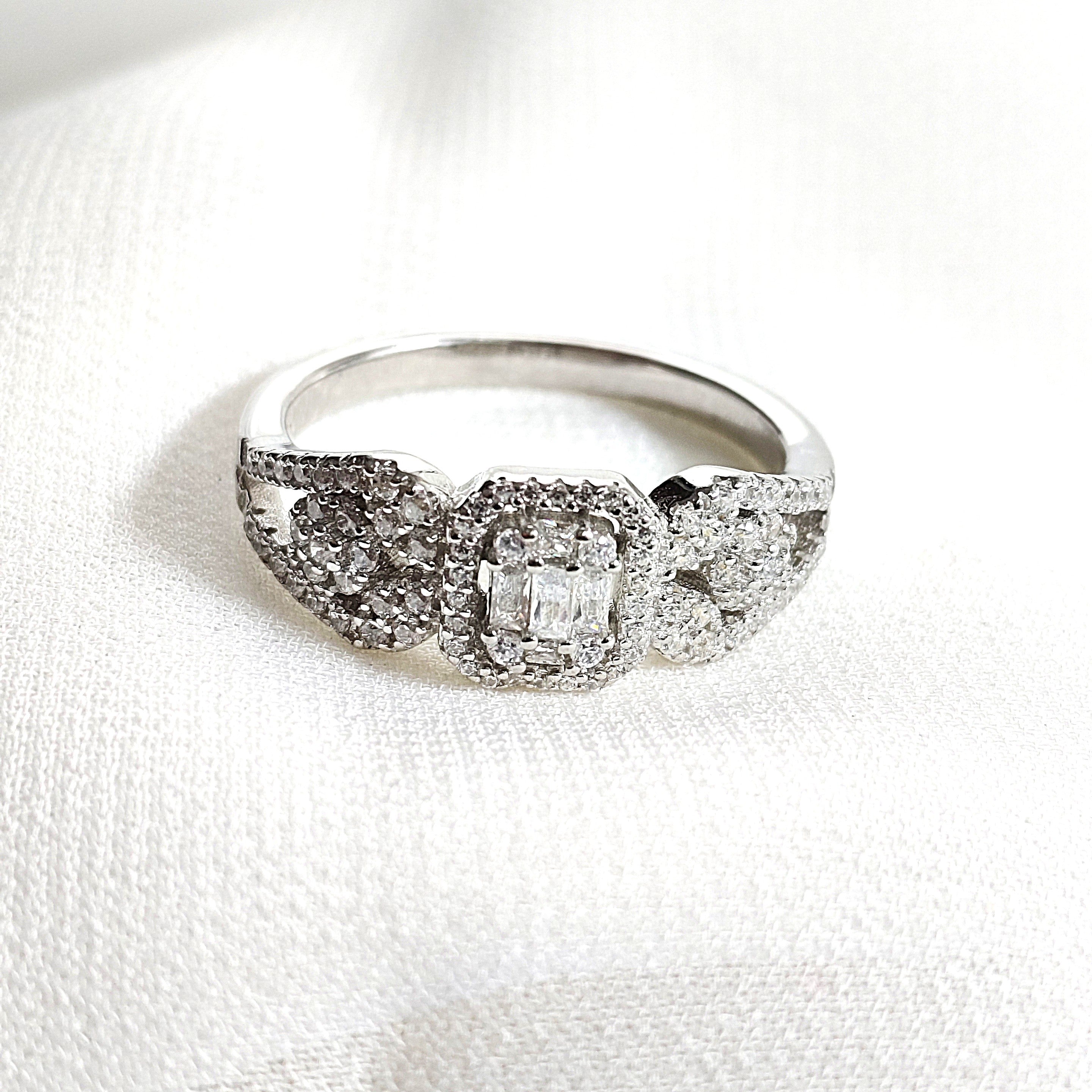 Bague en argent 925 sertie de zircons – Éclat de Luxe Bague en argent 925 sertie de zircons – Éclat de Luxe
