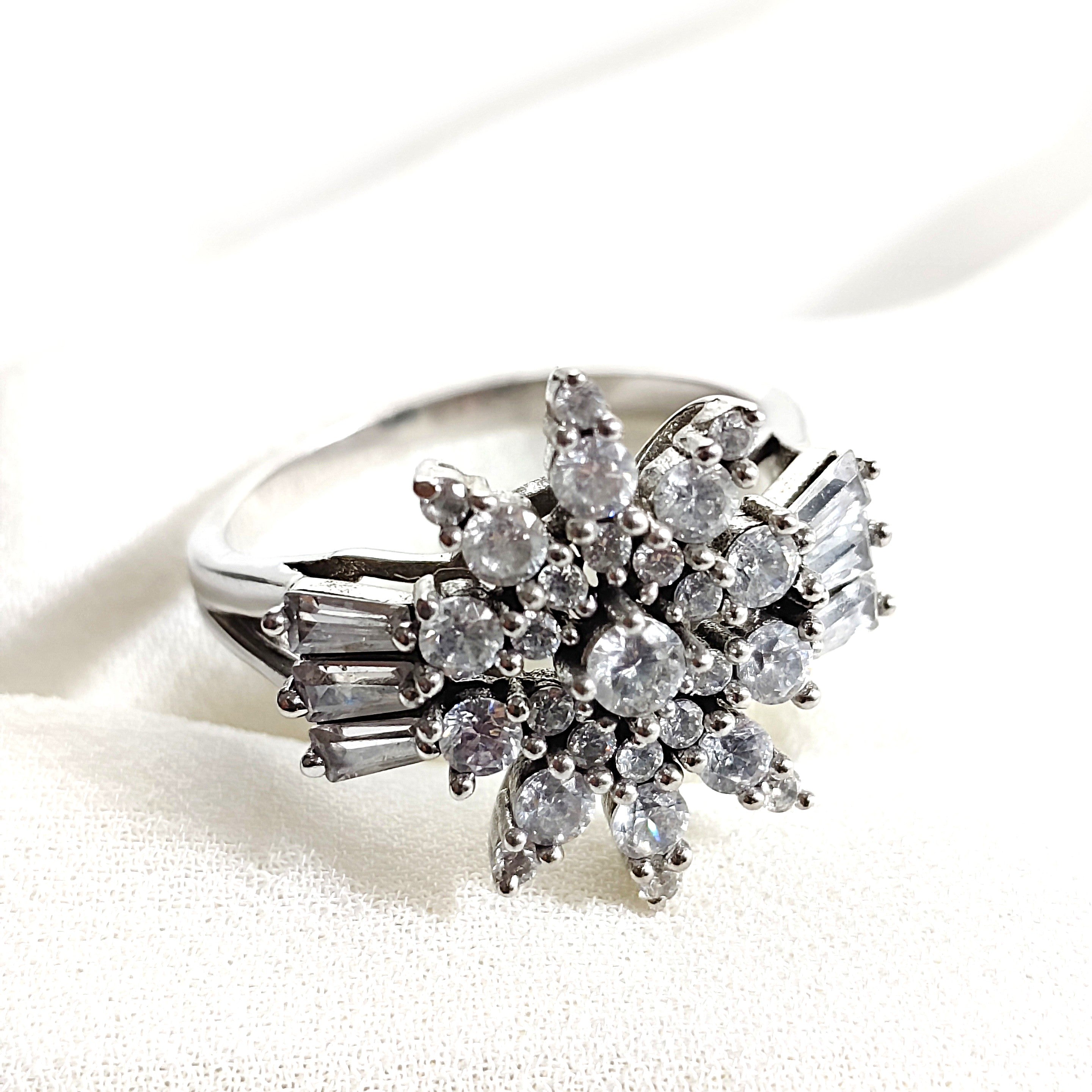 Bague en argent 925 fleur étincelante – Élégance royale Bague en argent 925 fleur étincelante – Élégance royale