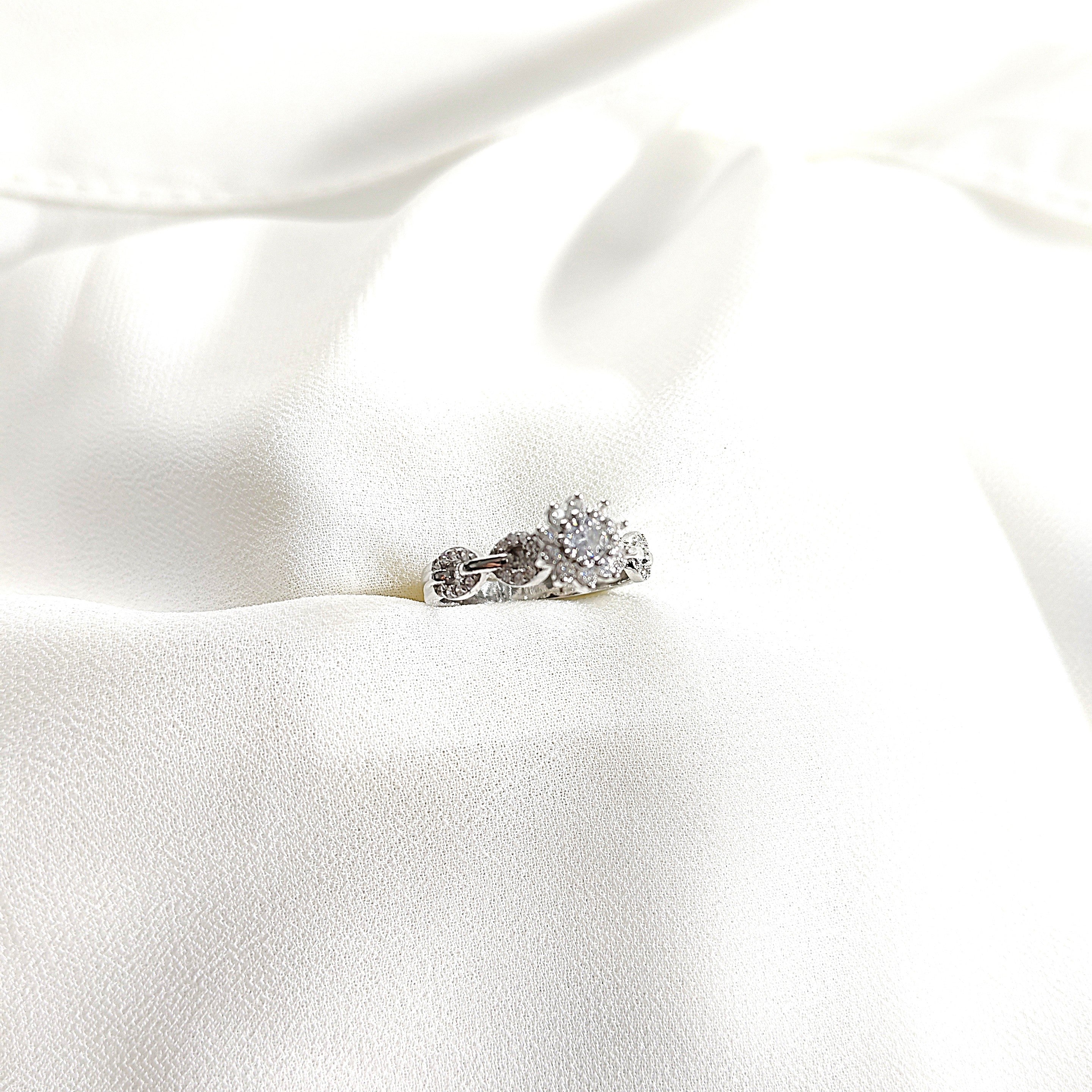 Bague en argent 925 fleur de diamant – Douceur Éternelle Bague en argent 925 fleur de diamant – Douceur Éternelle