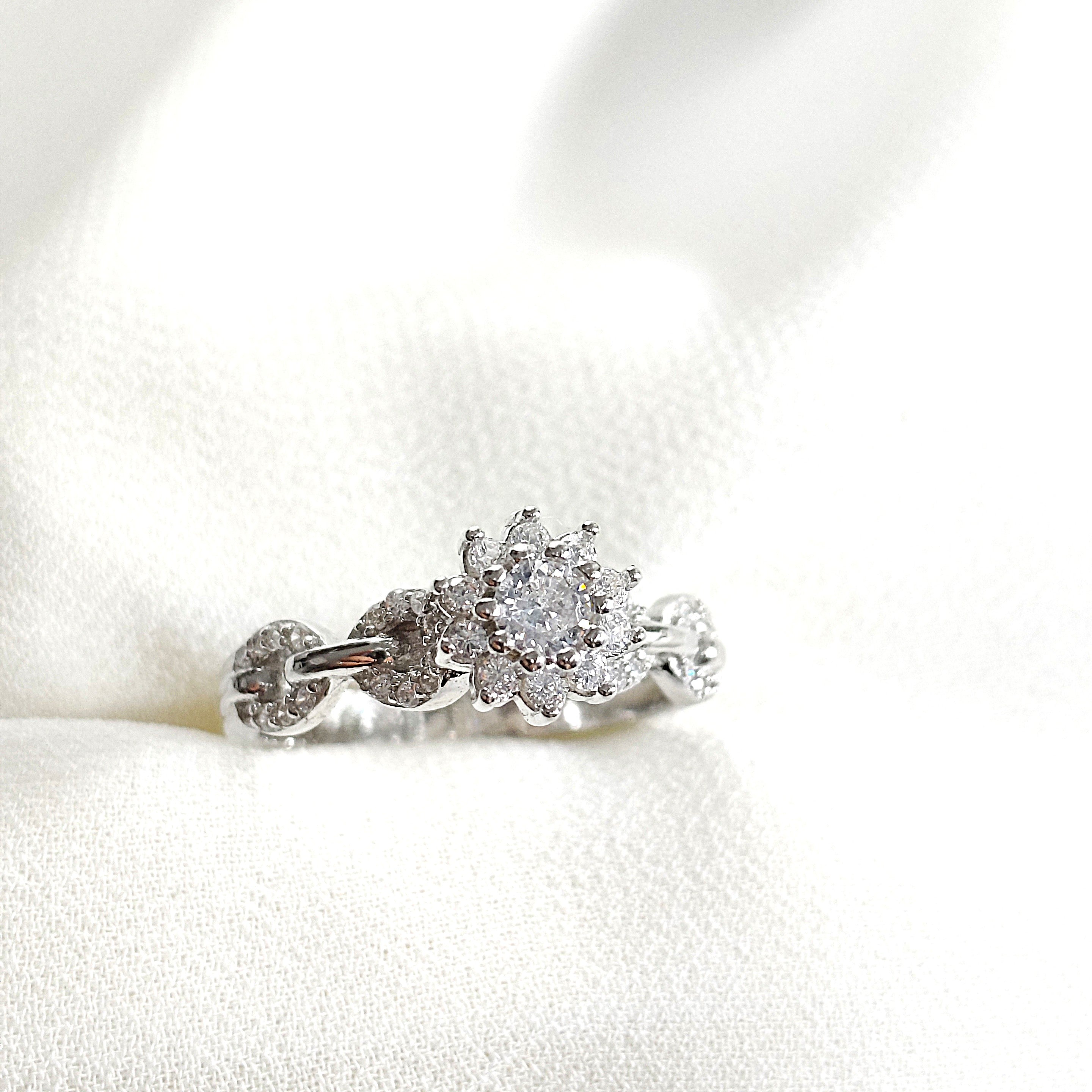Bague en argent 925 fleur de diamant – Douceur Éternelle Bague en argent 925 fleur de diamant – Douceur Éternelle