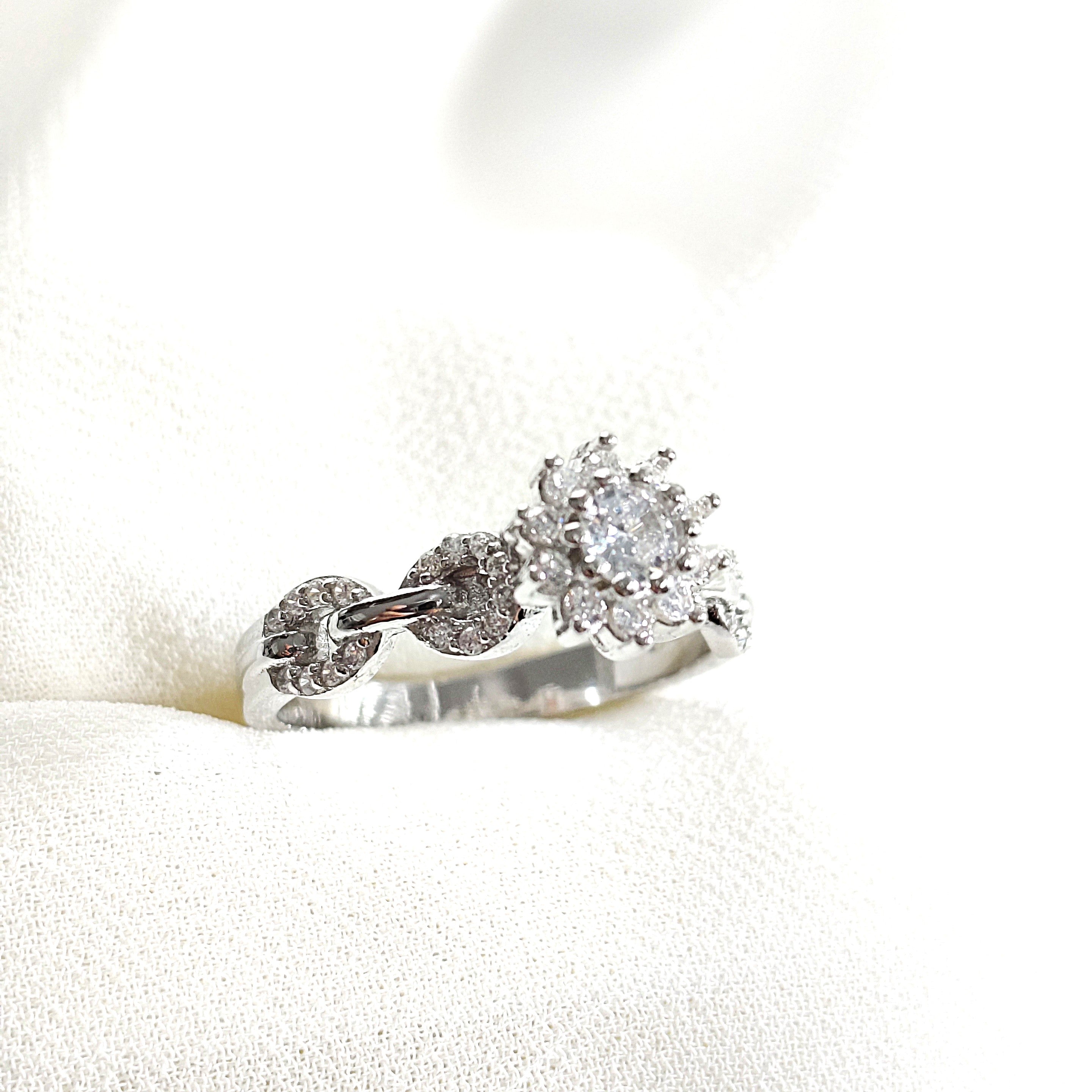 Bague en argent 925 fleur de diamant – Douceur Éternelle Bague en argent 925 fleur de diamant – Douceur Éternelle