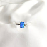 Bague en argent 925 avec pierre bleue opale – Mystère Océanique Bague en argent 925 avec pierre bleue opale – Mystère Océanique