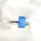 Bague en argent 925 avec pierre bleue opale – Mystère Océanique Bague en argent 925 avec pierre bleue opale – Mystère Océanique