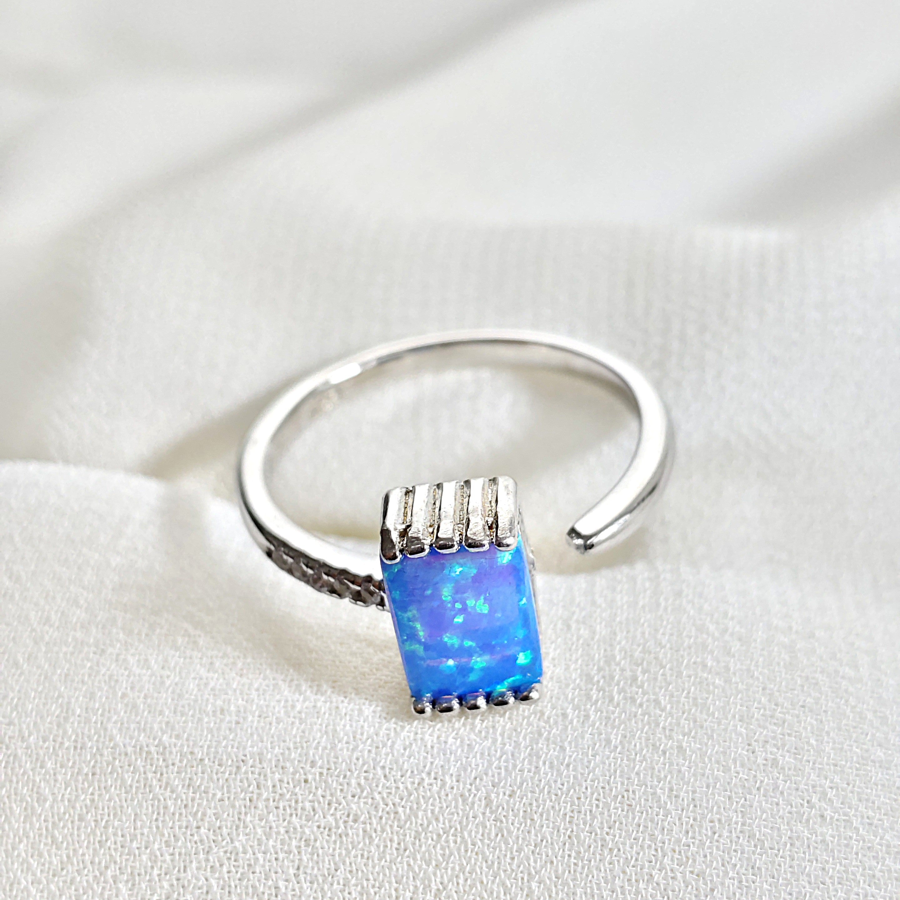 Bague en argent 925 avec pierre bleue opale – Mystère Océanique Bague en argent 925 avec pierre bleue opale – Mystère Océanique