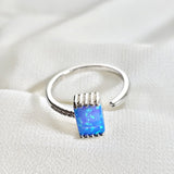 Bague en argent 925 avec pierre bleue opale – Mystère Océanique Bague en argent 925 avec pierre bleue opale – Mystère Océanique