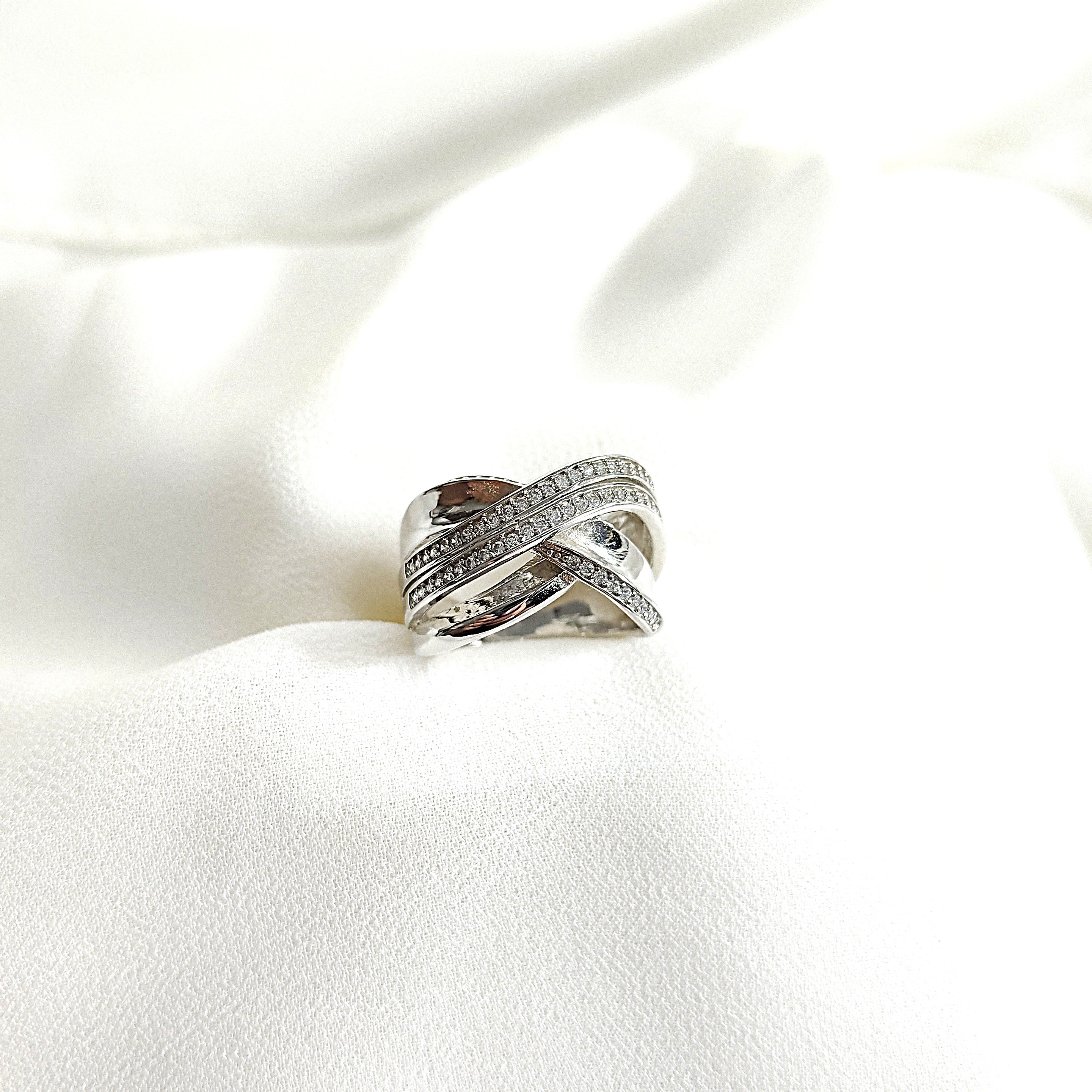 Bague en argent 925 entrelacée de zircons – Élégance Infinie Bague en argent 925 entrelacée de zircons – Élégance Infinie